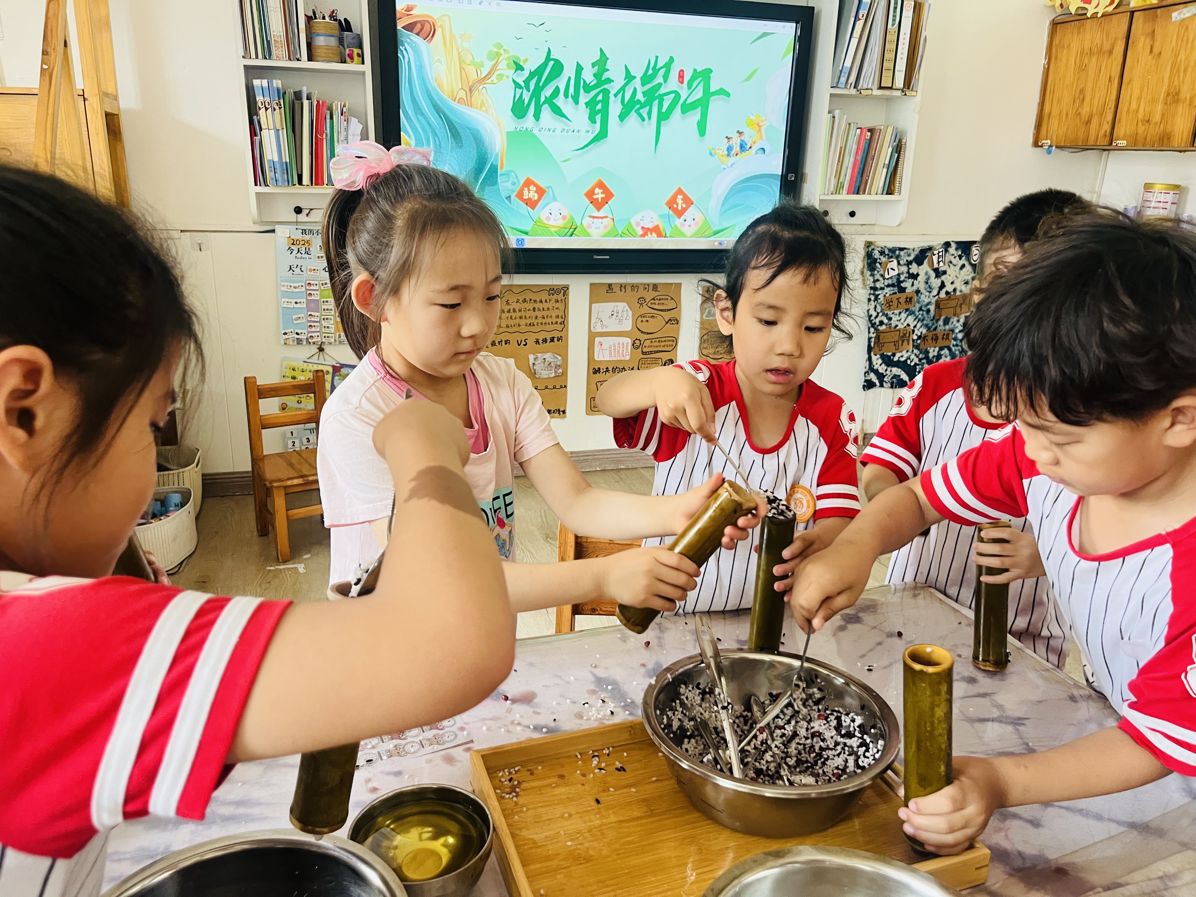河北安国：粽叶飘香迎端午  多彩实践润童心_fororder_孩子们一同制作竹筒粽子  梁颖摄
