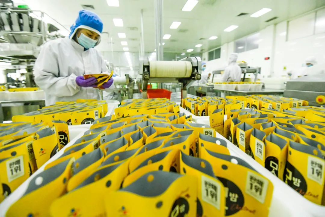 河北遵化：农业产业化发展势头强劲_fororder_工作人员在车间流水线上忙碌作业。遵化市融媒体中心供图