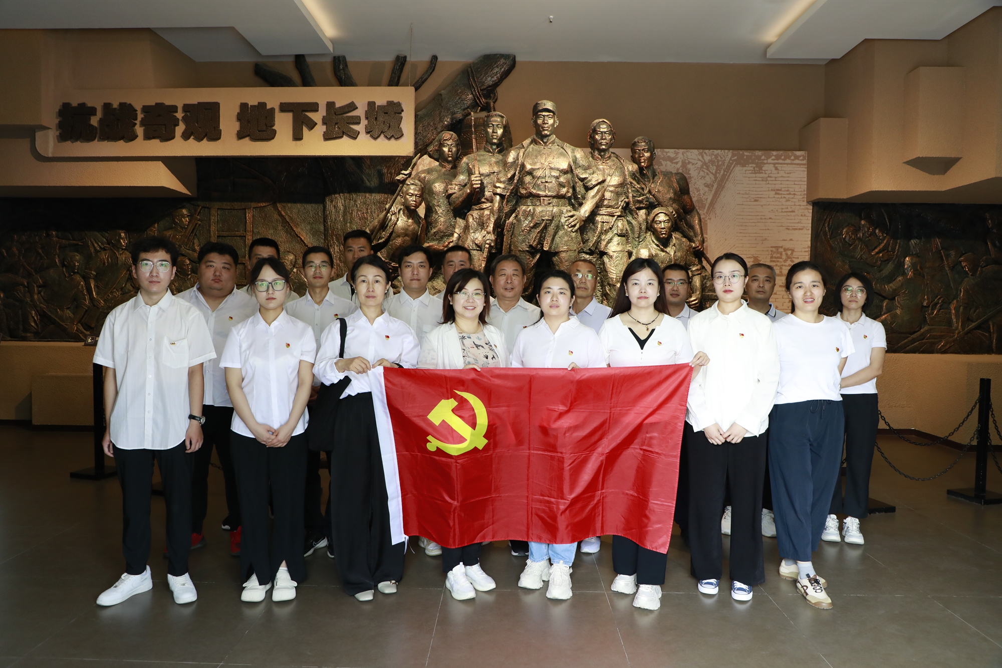 图片默认标题_fororder_参加活动的党员干部合影 摄影 颜丽媛