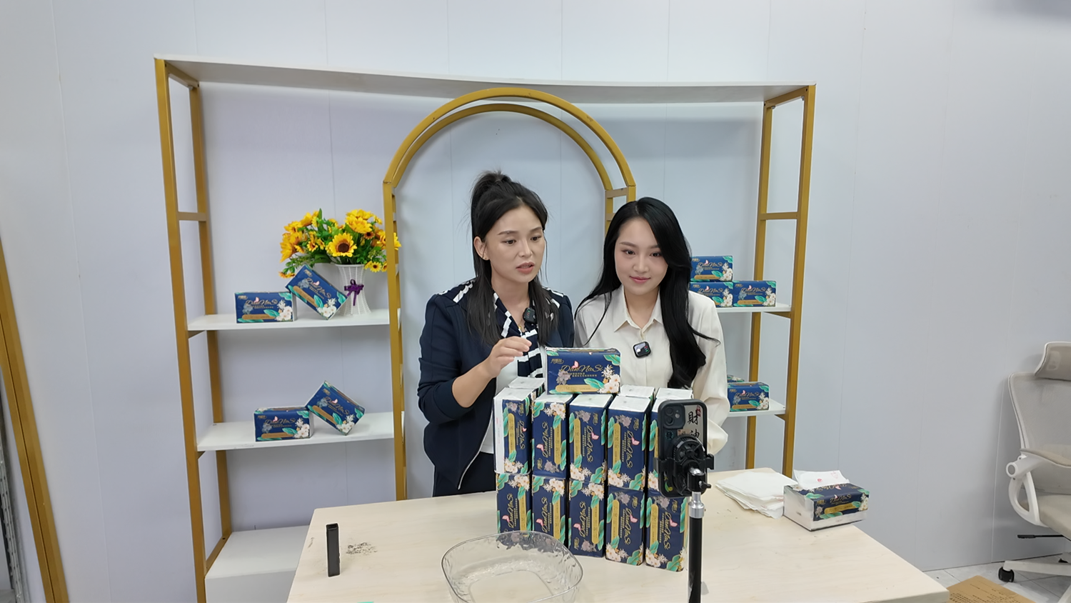 保定市满城区：“媒体+”赋能生活用纸产业 提质增效再升级_fororder_主播向网友生动讲解纸品的原料选材、生产工艺、使用场景 摄影 田嘉成