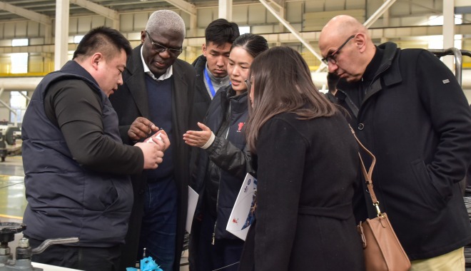 【组图】机遇中国—2025年驻华外交官邯郸行丨从“小五金”看“大发展”