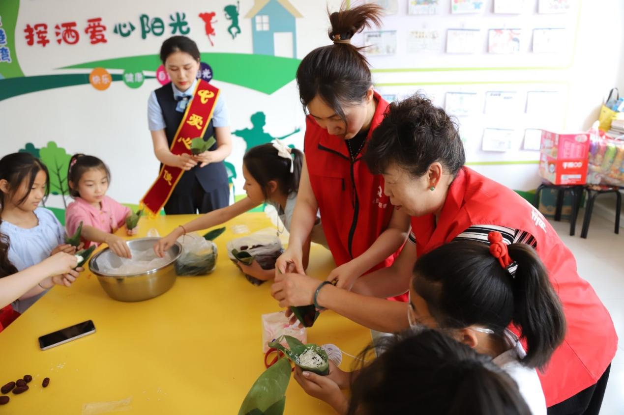 河北青县：端午裹粽传温情 家风共读育文明_fororder_图片 2