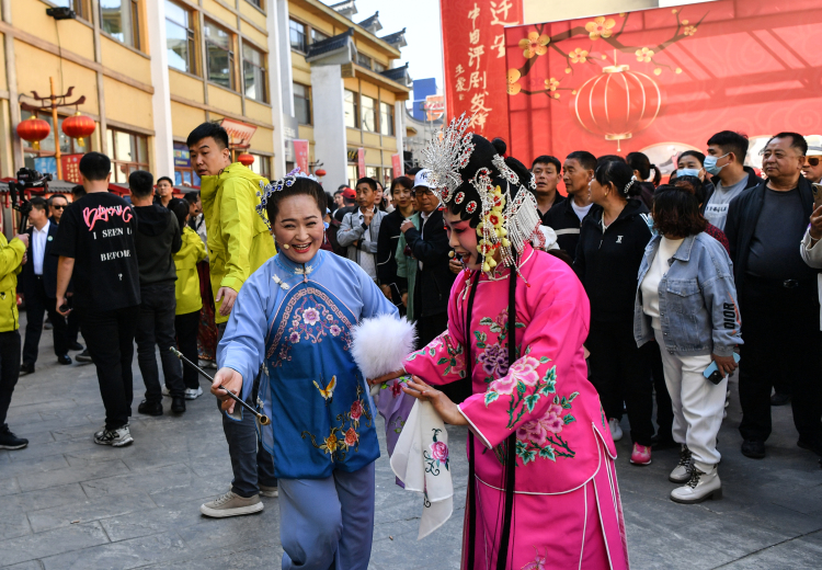 2025年首届长城文化和旅游融合发展大会在河北迁安举办_fororder_图为长城非遗展演展示活动“传承·焕新——迁安非遗情景艺术汇”。陈儒 摄
