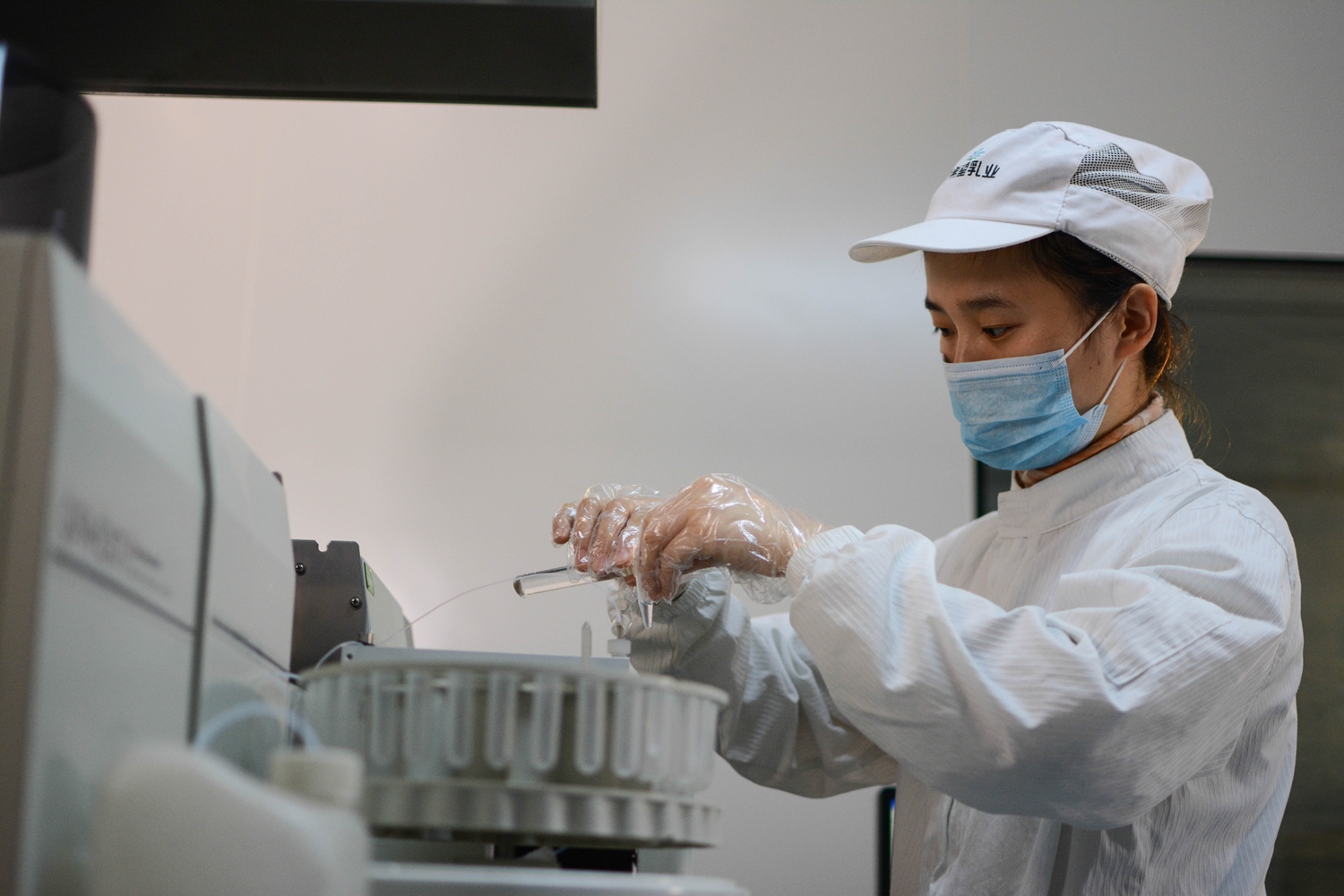 图片默认标题_fororder_天香乳业对产品进行仪器分析检测 供图 满城区工信局