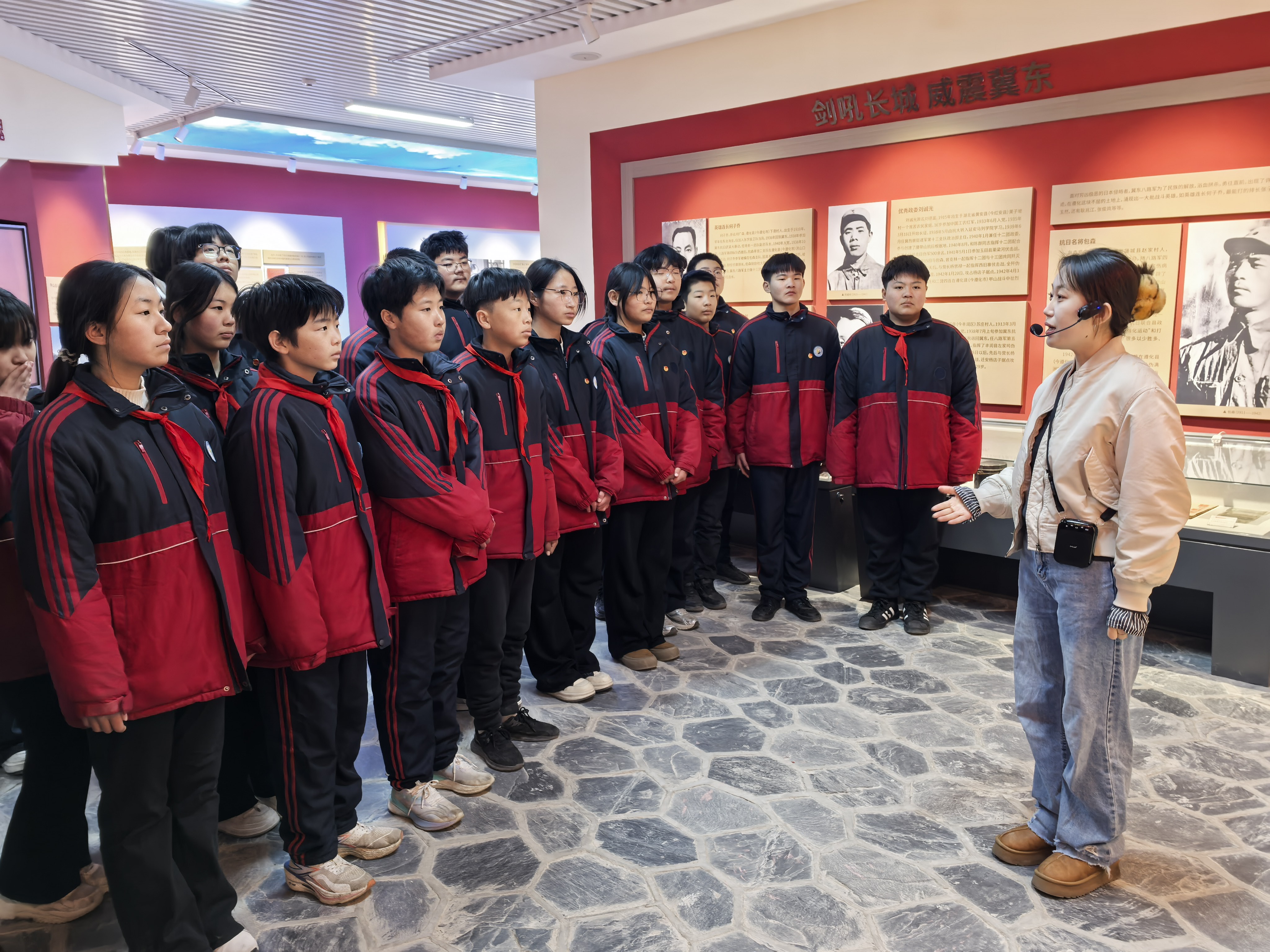 铭记抗战历史 赓续红色血脉 遵化共青团组织主题教育活动_fororder_学生们聆听讲解员讲解。共青团遵化市委供图