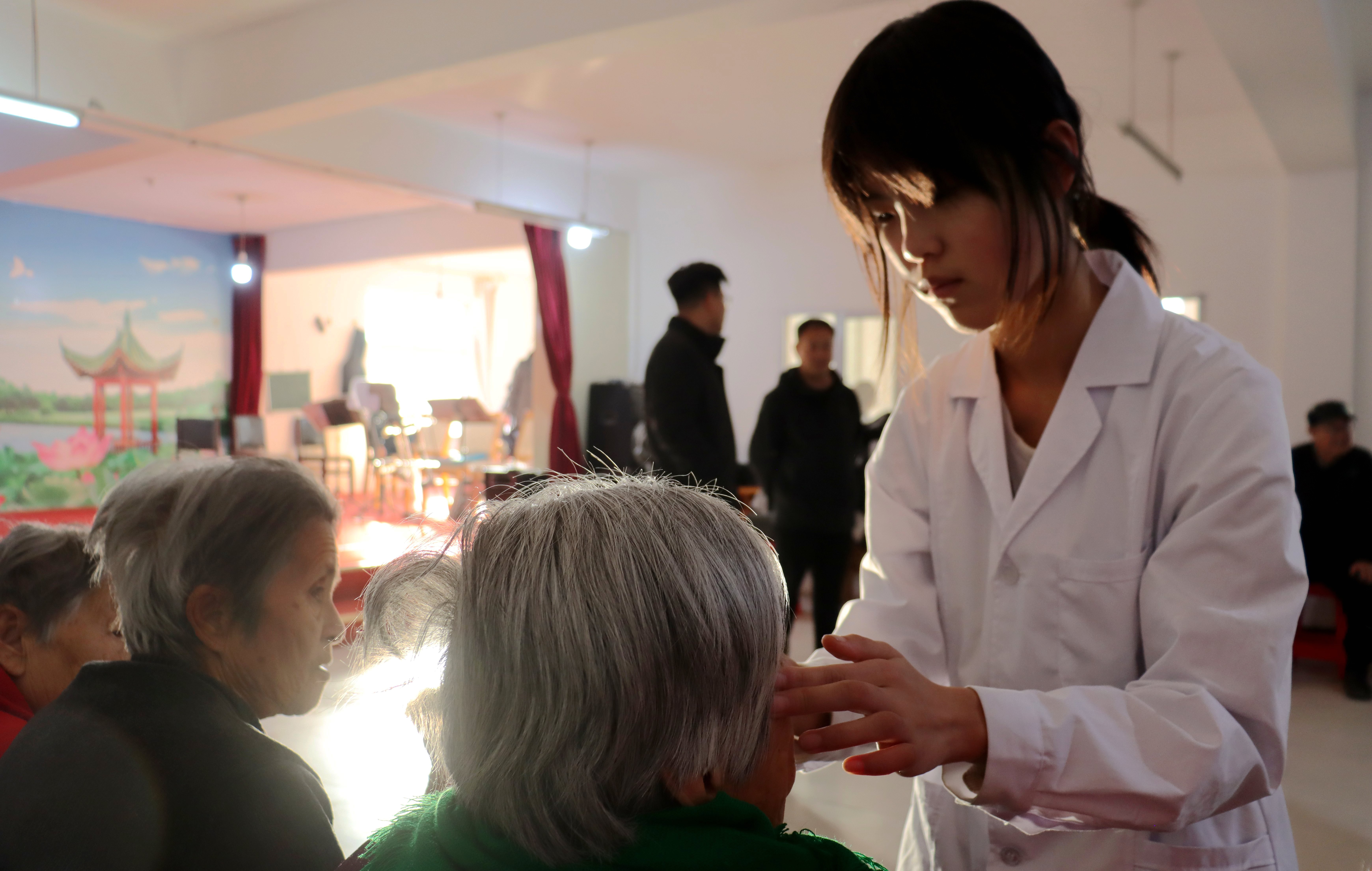 河北献县：青春暖夕阳 敬老传真情_fororder_image005