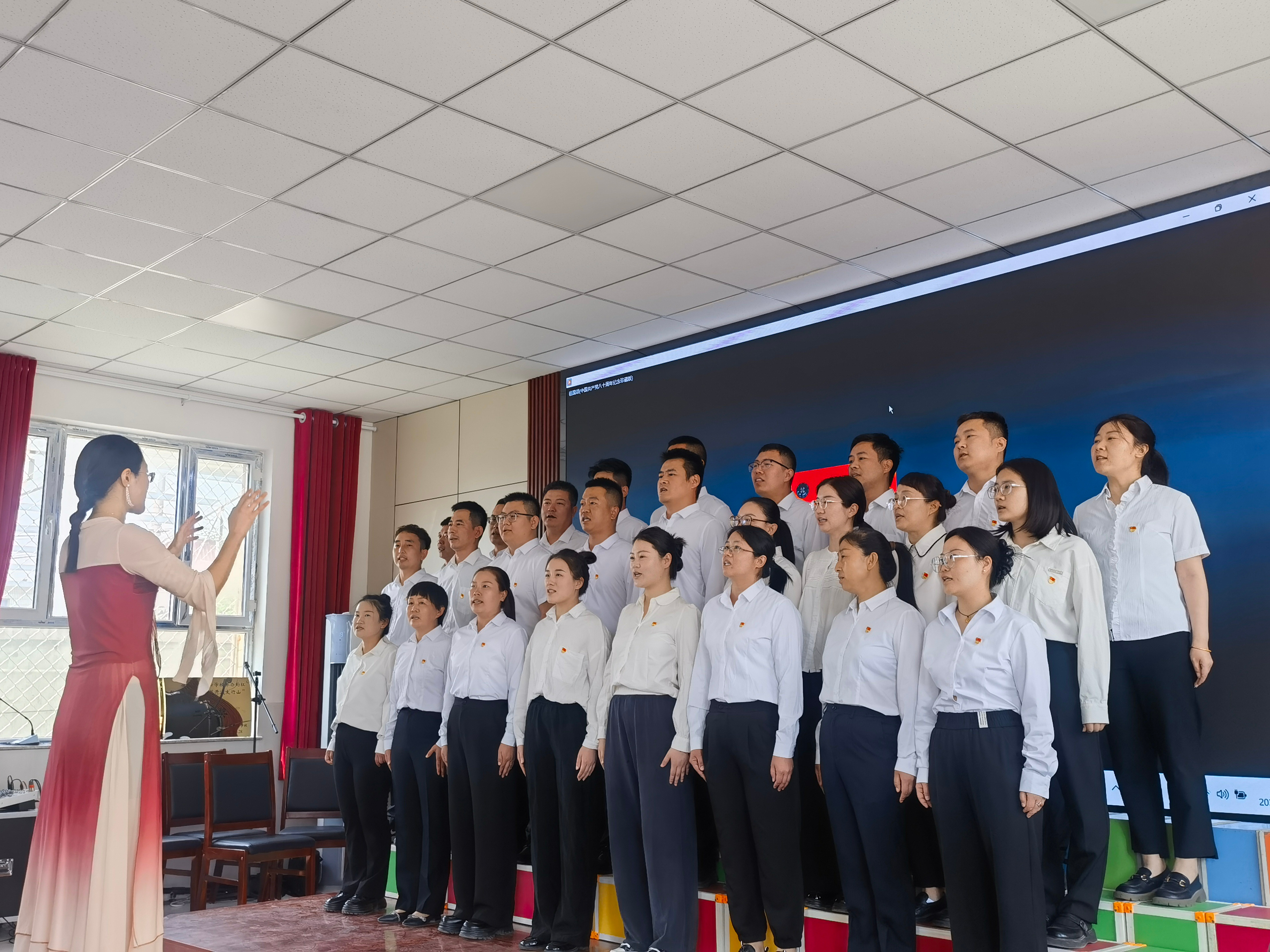 河北唐县：红歌嘹亮颂党恩 童心炽热承薪火_fororder_教职工合唱现场