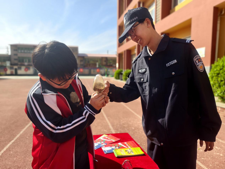 河北泊头校园吹响禁毒“集结号” 共筑青春“防毒墙”_fororder_图片3