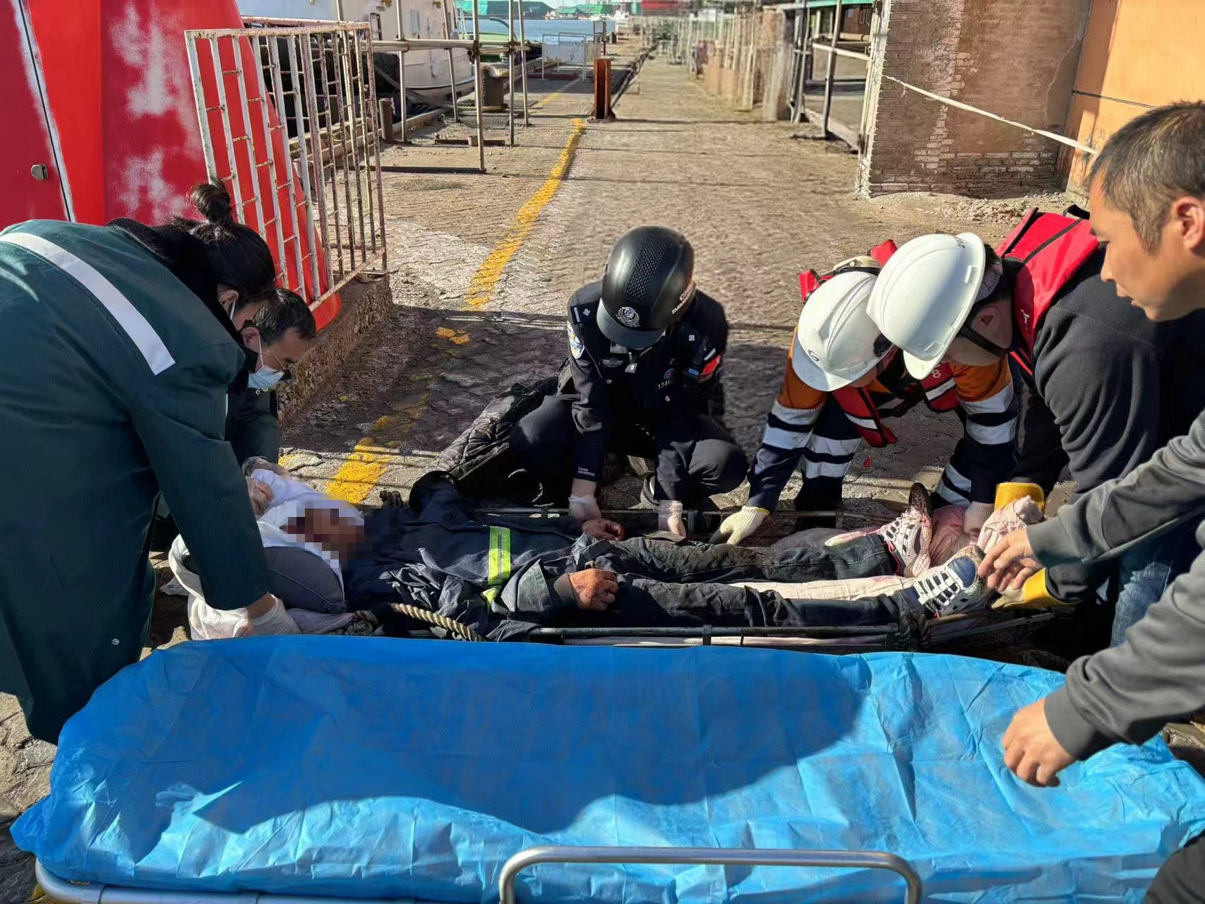 唐山边检站开通紧急通道 快速救助受伤中国船员_fororder_微信图片_20251029150407_29_284