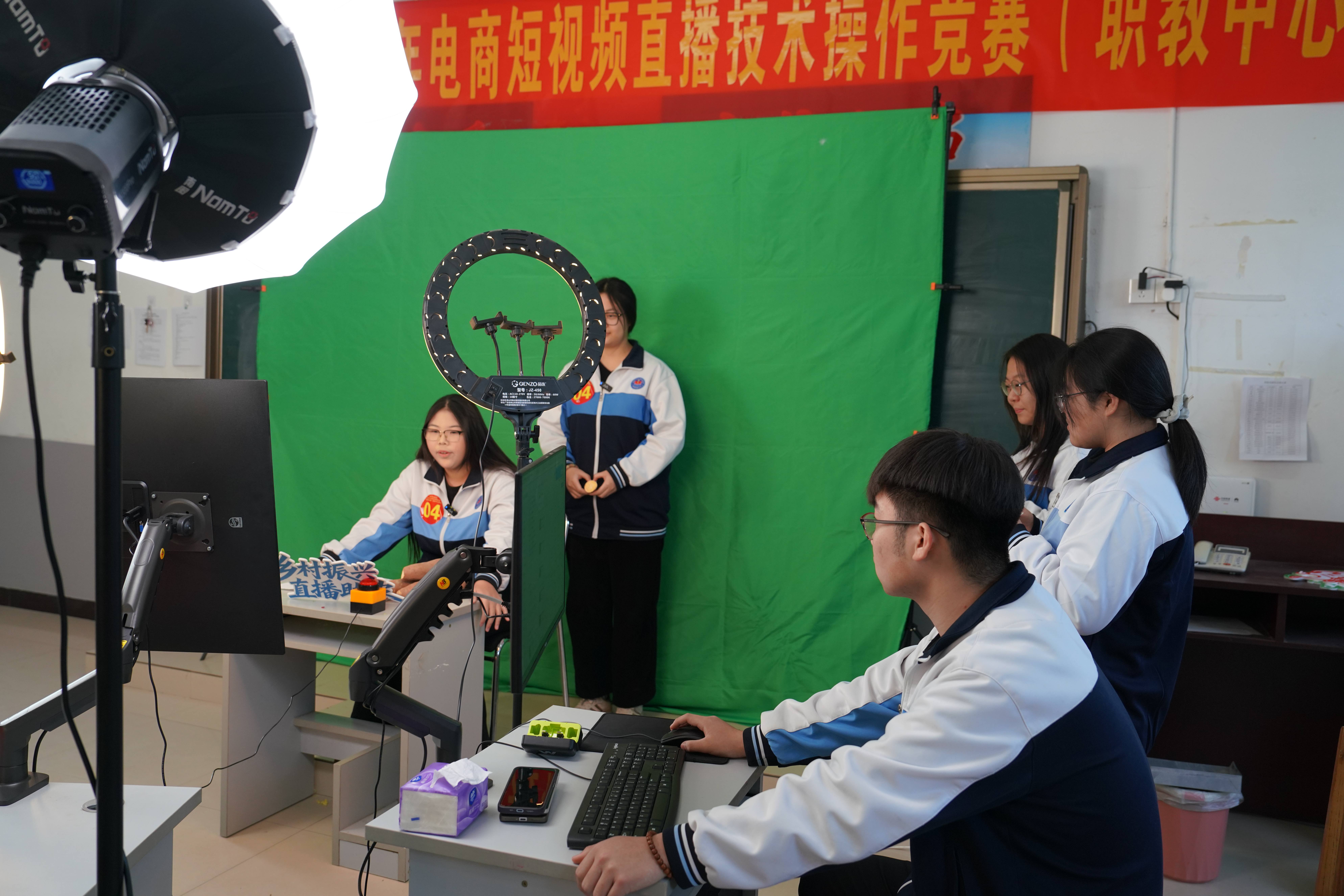 保定清苑：以赛育才 探索“媒体+电商”融合发展新模式_fororder_直播比赛现场1。摄影 王磊