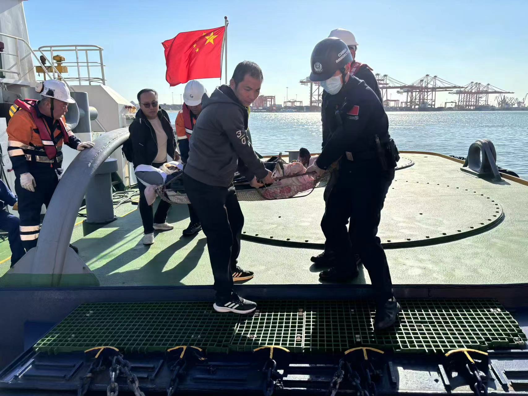 唐山边检站开通紧急通道 快速救助受伤中国船员_fororder_微信图片_20251029150405_28_284