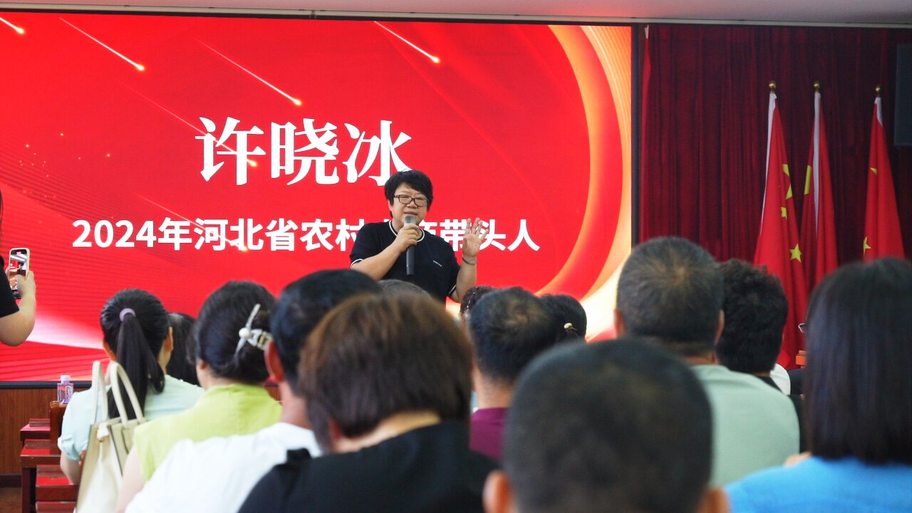 唐山迁安：开展电商培训 培育直播人才助振兴_fororder_在迁安市组织的“百村带货·千人直播·万人触网”电商培训会上，电商创业导师为大家授课。郭强   摄.JPG