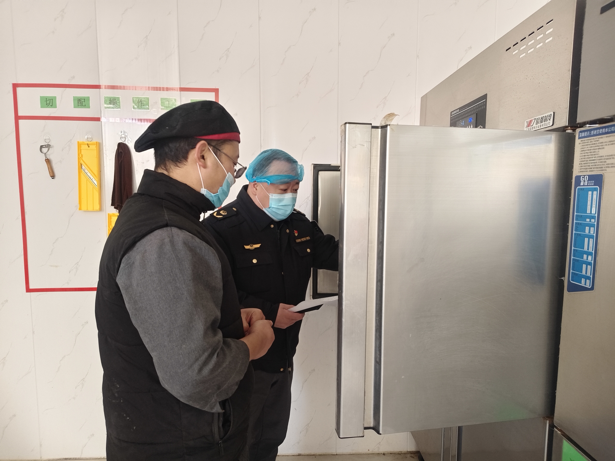 保定市满城区：守护师生“舌尖上的安全”_fororder_执法人员查验校园食品原材料 摄影 白媛媛