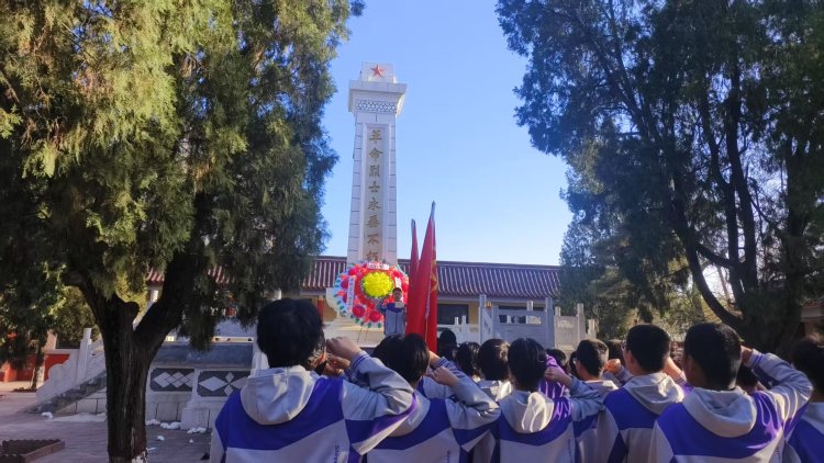 河北安国组织开展清明主题纪念活动_fororder_图为安国市实验中学学生在烈士纪念碑前庄严宣誓  胡亚芹摄