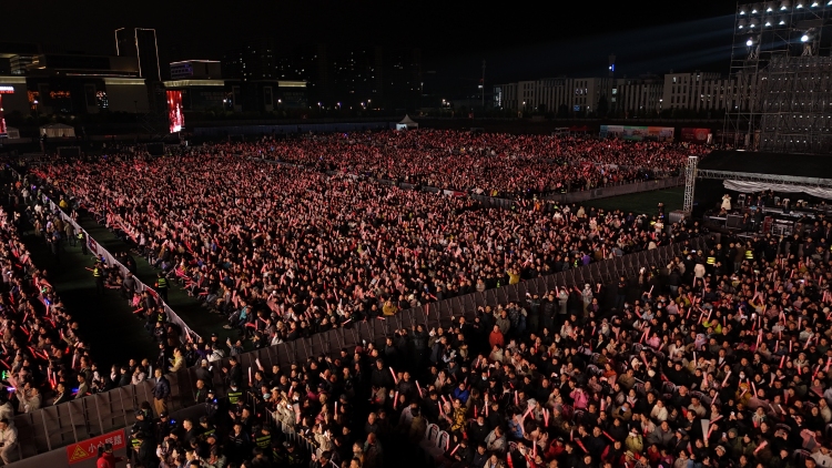 保定市莲池区：群星演唱会激情上演_fororder_图片三：演出现场，乐迷热情互动。（刘宗泽摄）