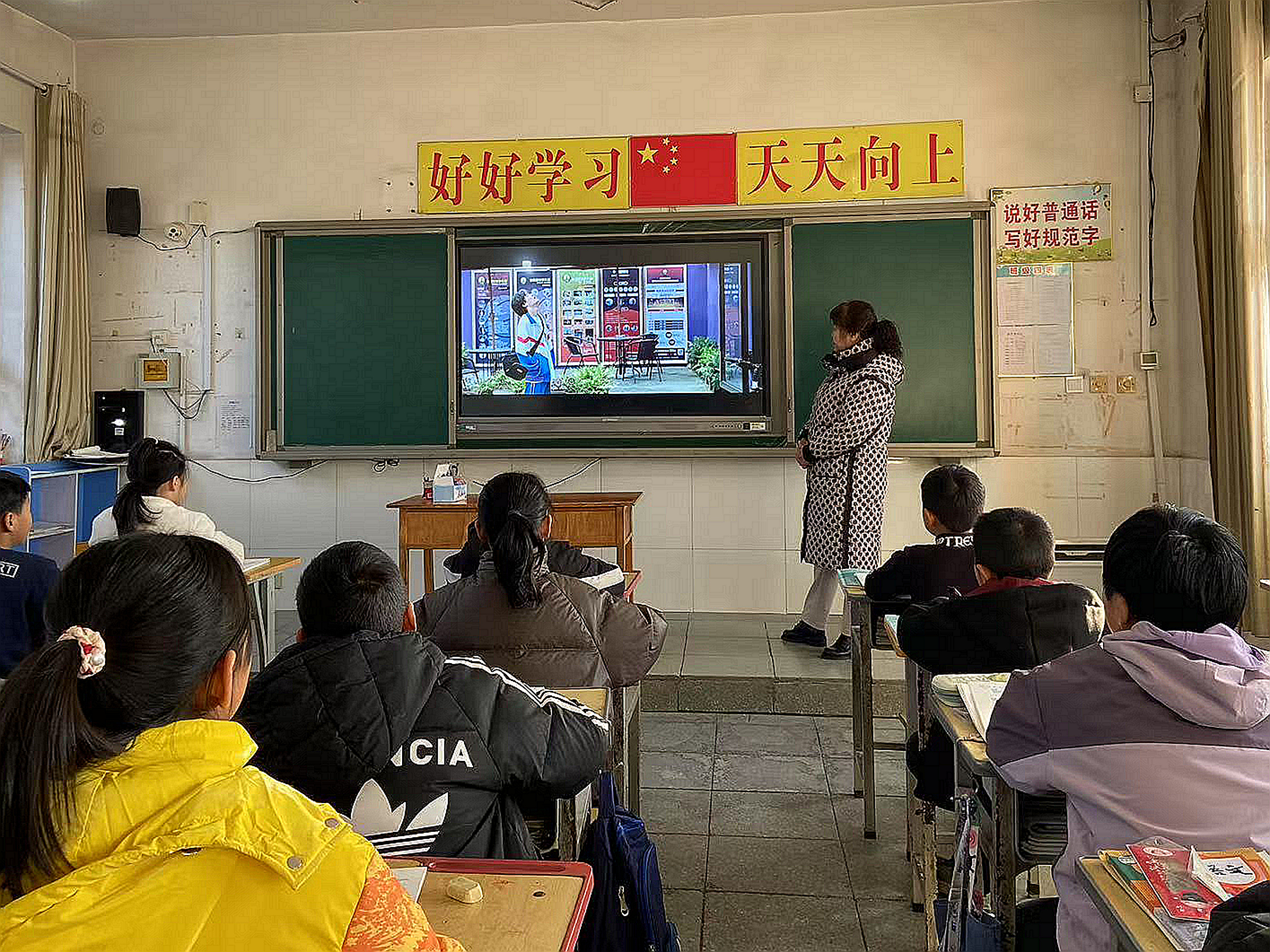河北唐县：法治润童心 规则伴成长_fororder_观看法制教育宣传片
