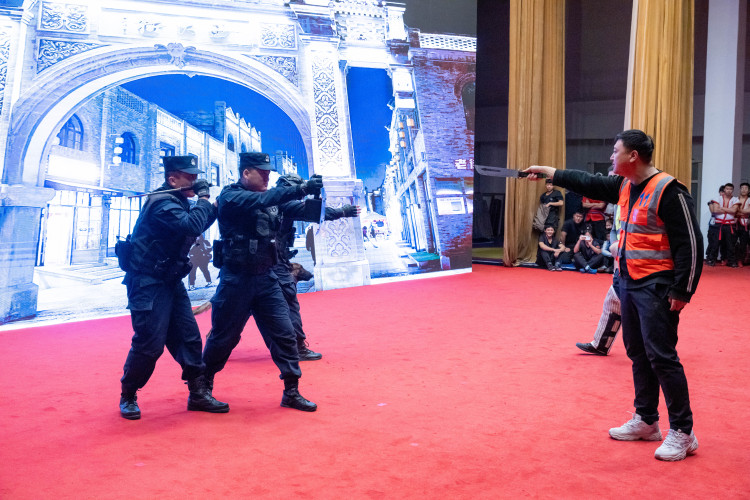 “致敬人民卫士 共筑时代荣光”莲池区公安分局庆祝第六个中国人民警察节暨荣誉仪式_fororder_图片二：抓捕演练情景剧表演。（刘昊隆摄）