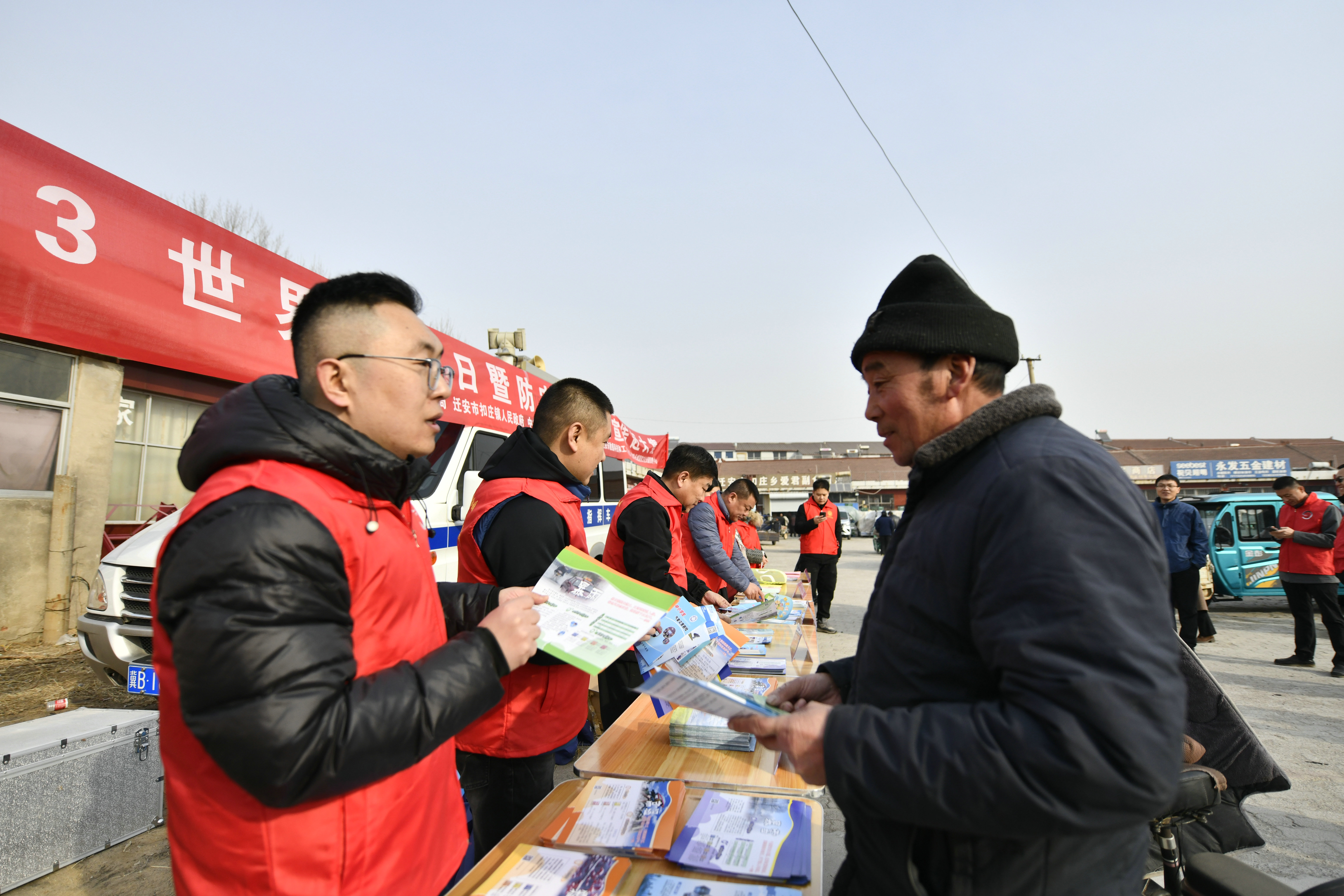 河北迁安：气象防灾减灾知识“赶大集”_fororder_志愿者向村民讲解气象科普知识。梁玉水摄