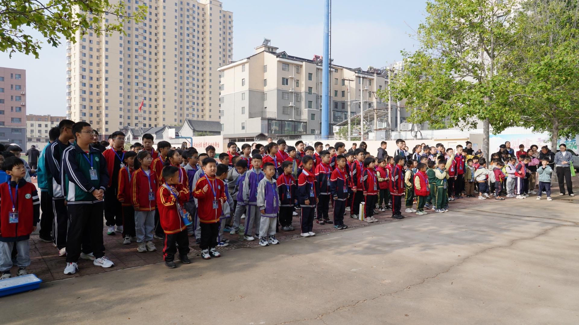 保定市满城区举办青少年电子信息与 人工智能创新大赛_fororder_参赛小选手等待入场 摄影 高泽涛