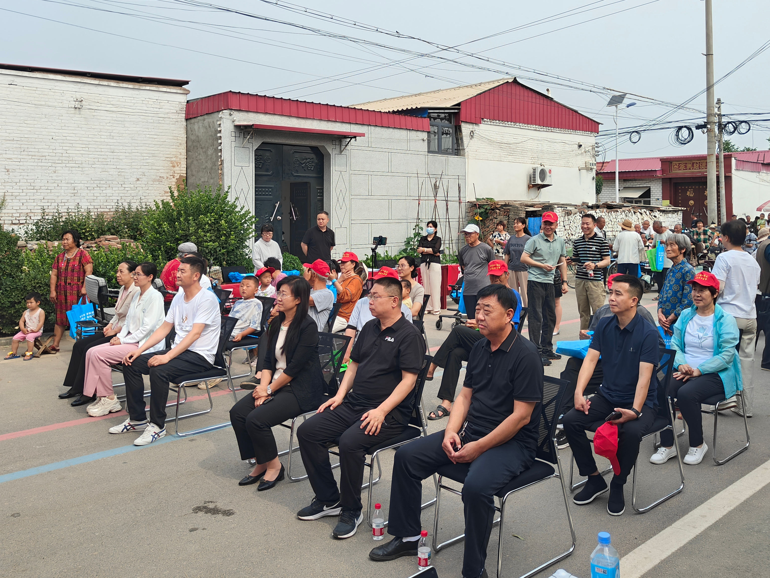 河北唐县：开展2025年文化科技卫生 “三下乡”活动_fororder_活动现场，群众正在观看演出中。李斌华摄