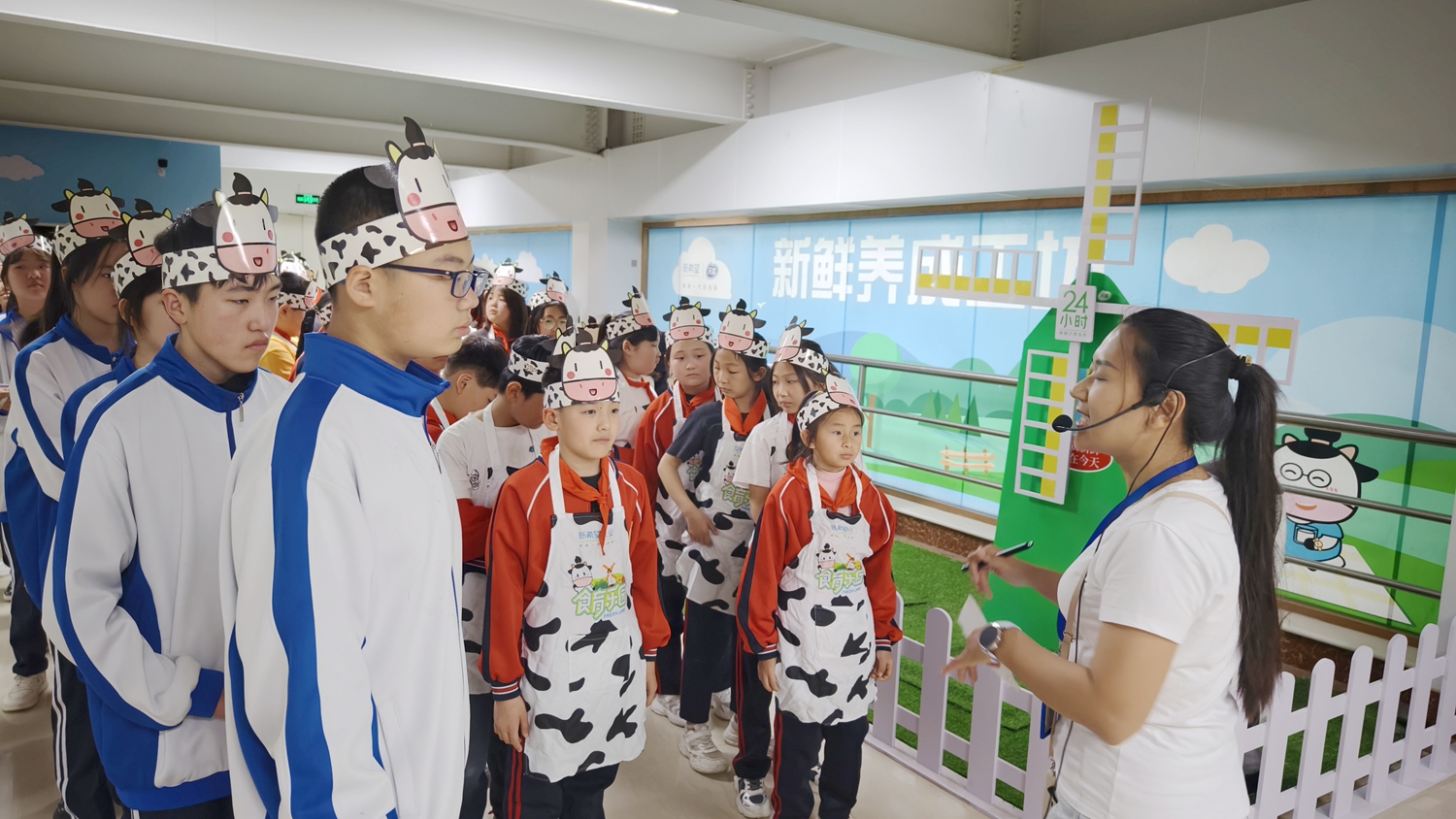 保定市满城区：探索牛奶奥秘 品味健康生活_fororder_学生们听取讲解 摄影 刘俊敏
