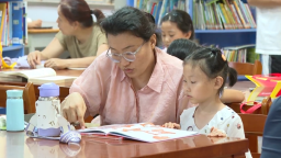 石家庄市鹿泉区：暑期到来不“躺平” 图书馆里忙“充电”