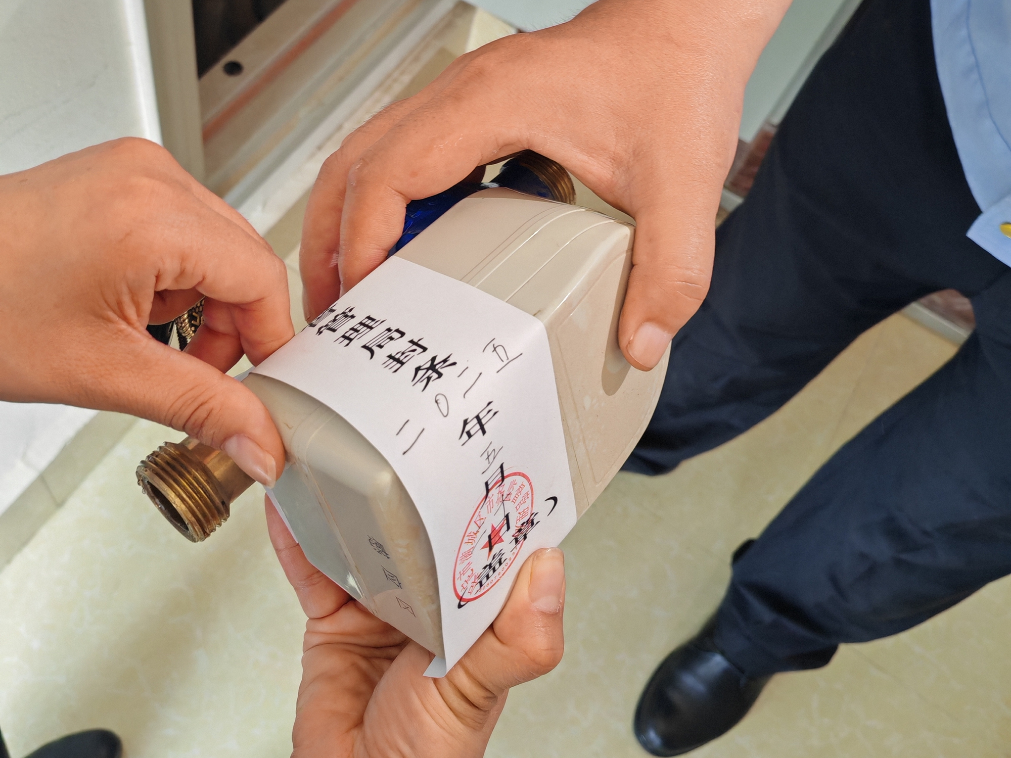 保定市满城区开展居民水电气专项整治“你抽我检”行动_fororder_满城区市场监督管理局工作人员拆表封存 摄影 刘鑫宇