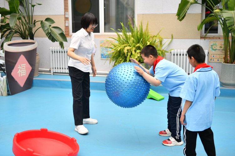 河北迁安：暖心慰问残运健儿 用爱撑起希望蓝天_fororder_辅导残疾孩子康复训练。张泽慧  摄