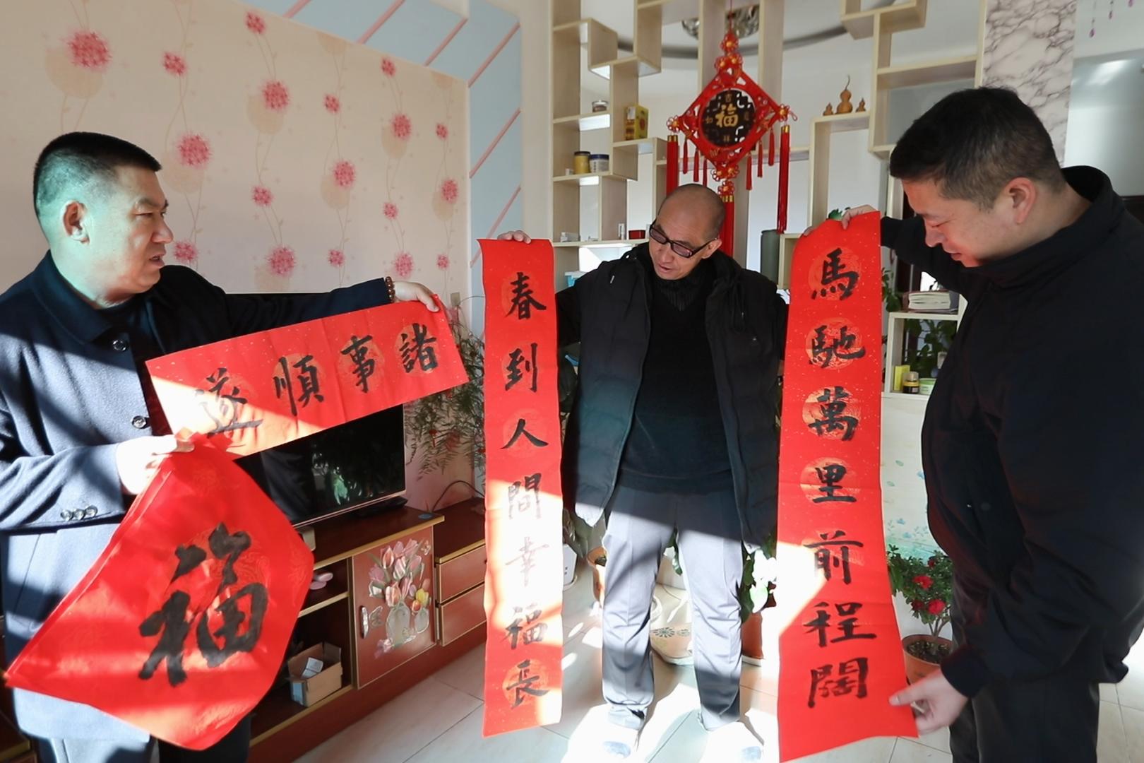 图片默认标题_fororder_图为纪检监察干部将廉洁春联送到群众家中。曹建林摄