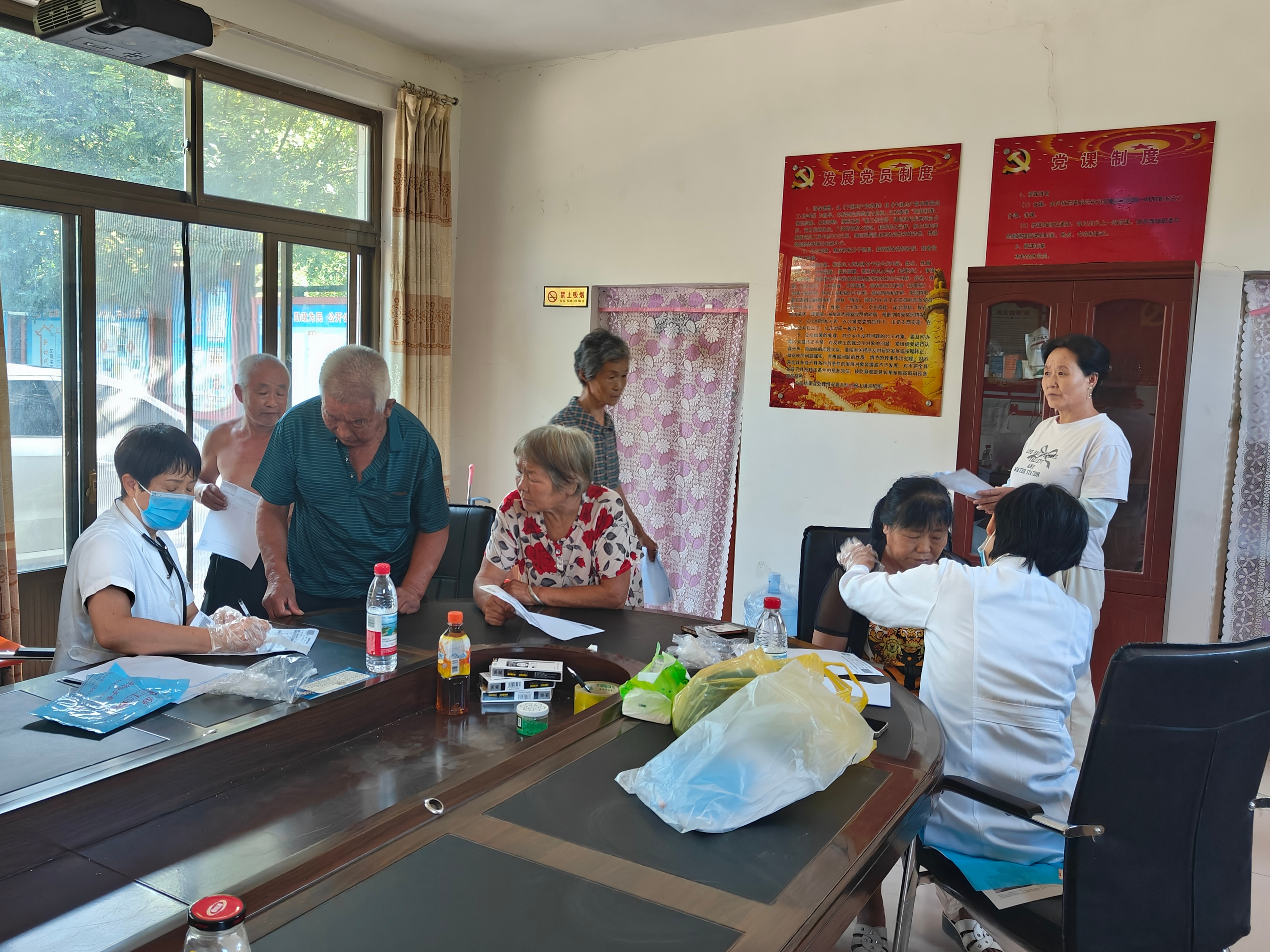河北唐县：送医下乡惠民生 健康护航助振兴_fororder_活动现场，医护人员为村民进行检查并提供建议。郝佳文摄