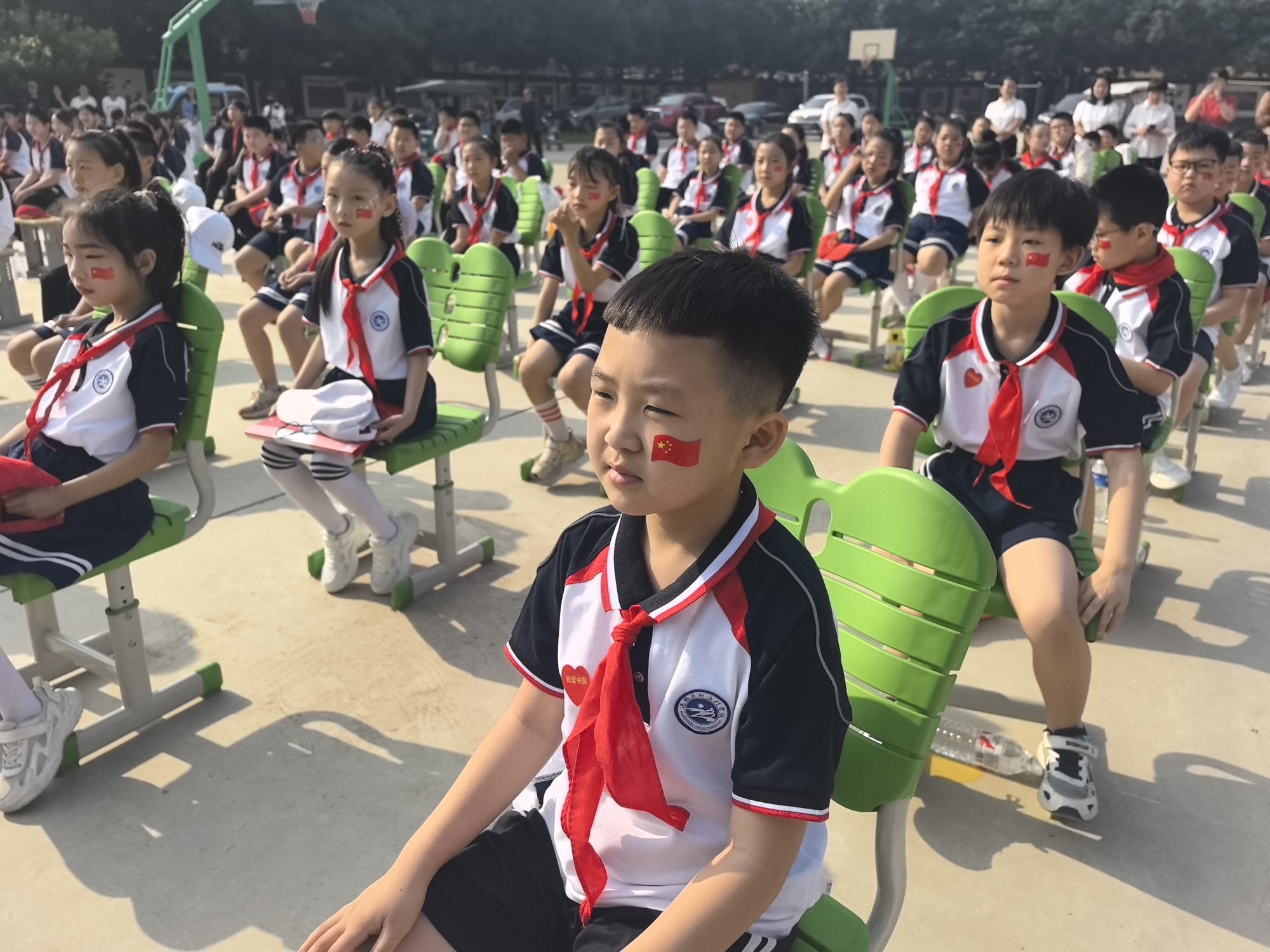保定市满城区：情暖六一 校服传爱_fororder_参与活动的学生 摄影 刘文素