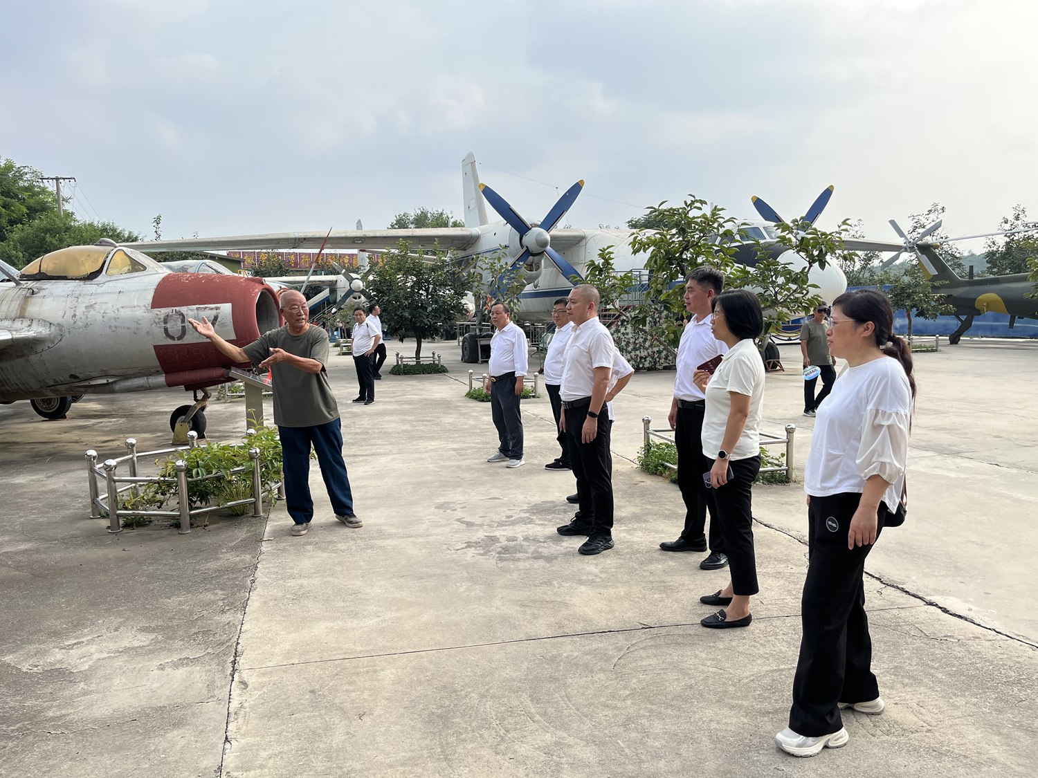 图片默认标题_fororder_聆听民间航空博物馆馆长韩文斌的讲解 摄影 周洁