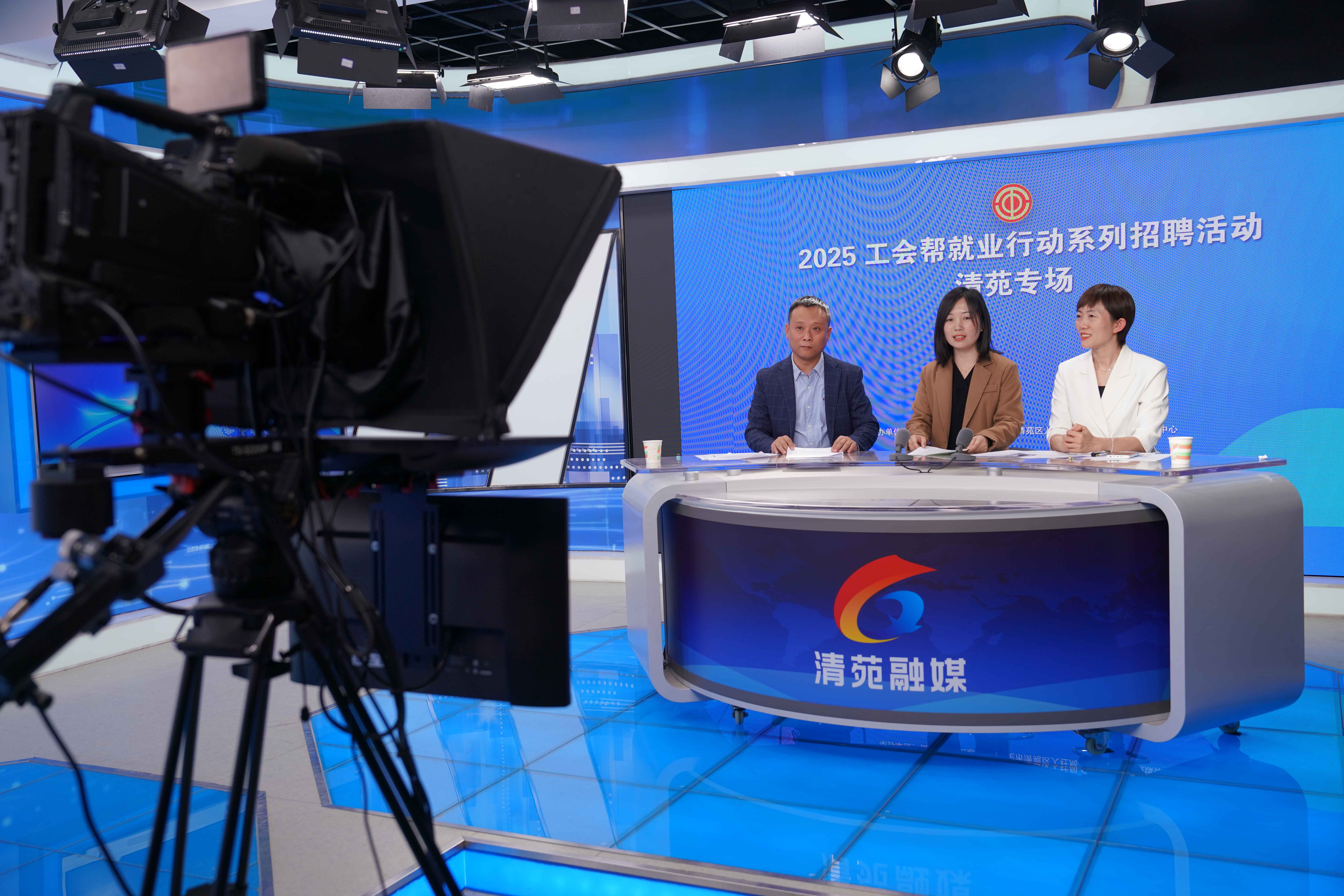 保定清苑：“媒体+直播带岗”搭起就业帮扶桥_fororder_用工企业为线上求职者介绍企业岗位设置。摄影 王磊