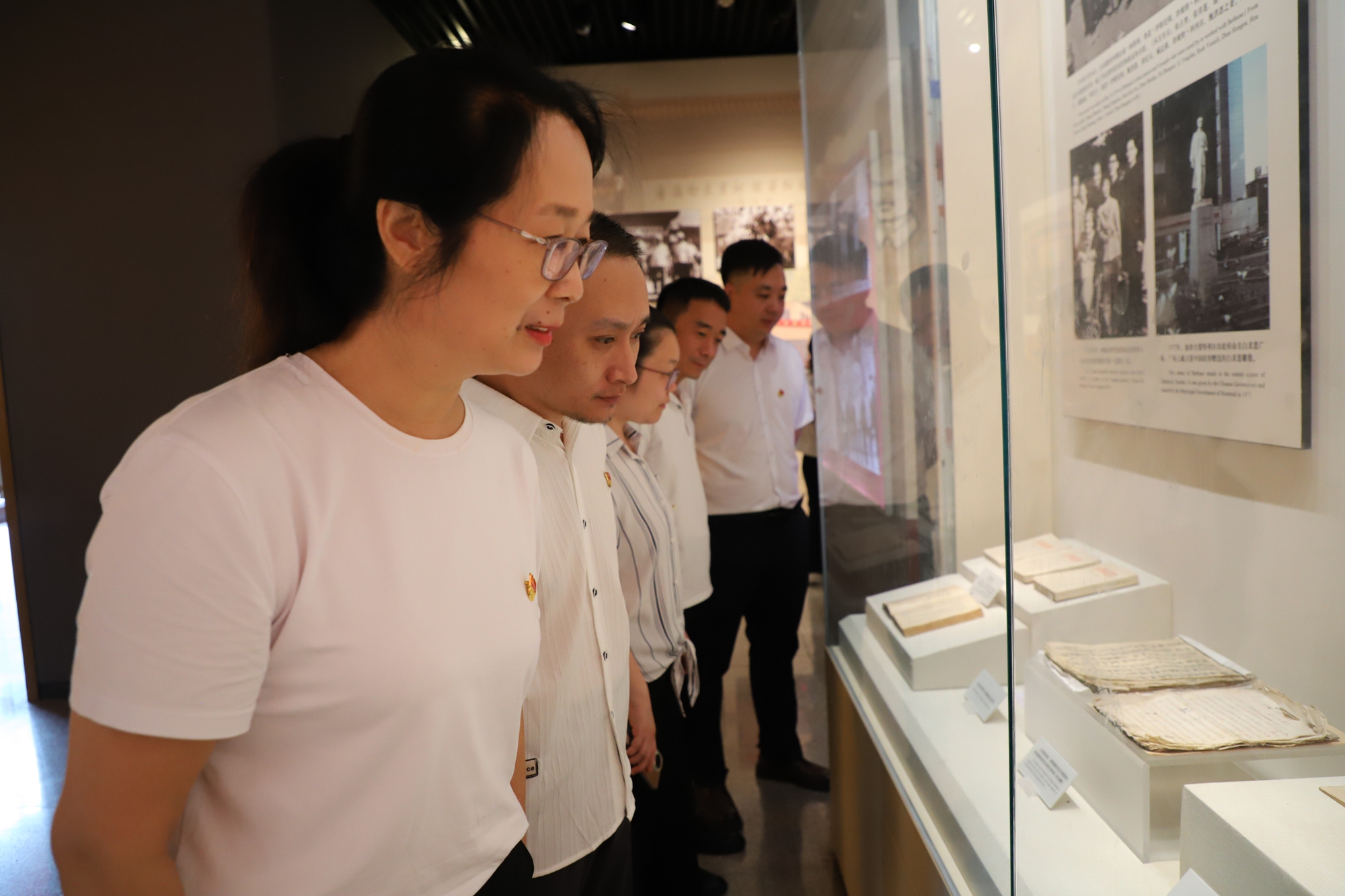 保定市满城区：追寻英雄足迹 践行医者仁心_fororder_参观历史遗物 摄影 师怡凡