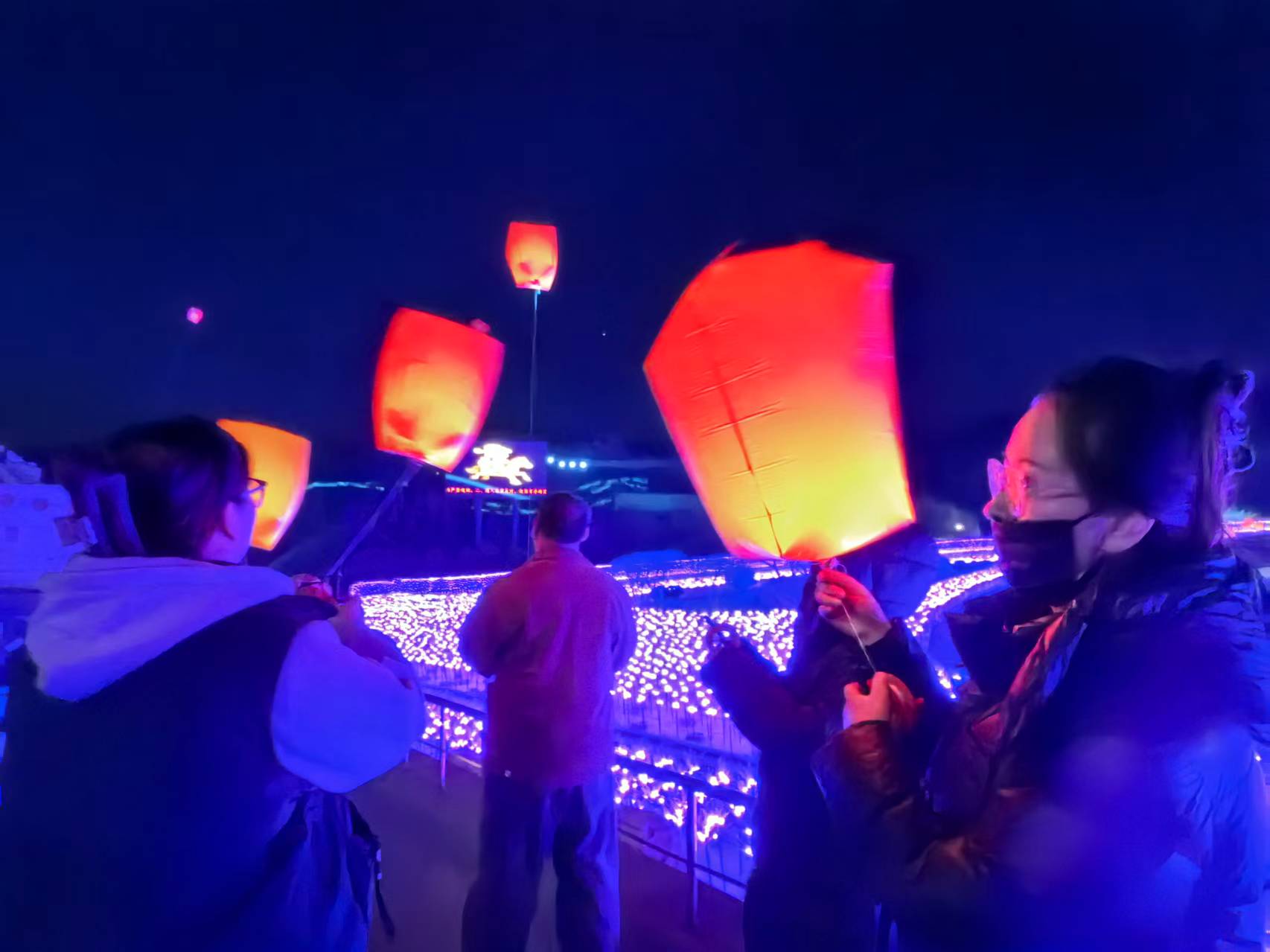 图片默认标题_fororder_孔明灯放飞。孙占军摄