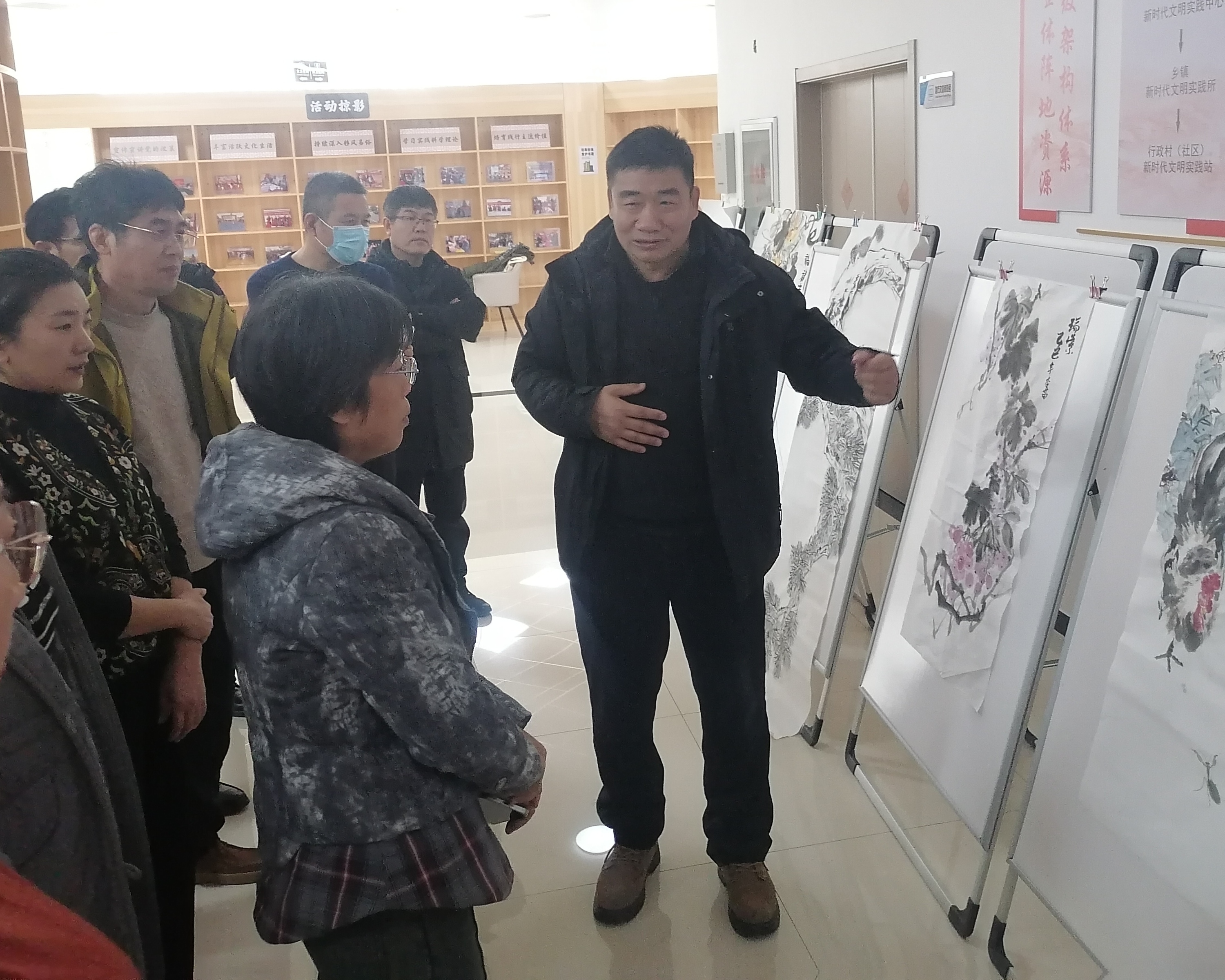 河北蠡县：笔墨传情 文化赋能 保定美协携手蠡县深耕基层精神文明_fororder_0002：保定市美术协会主席刘发起点评画作。