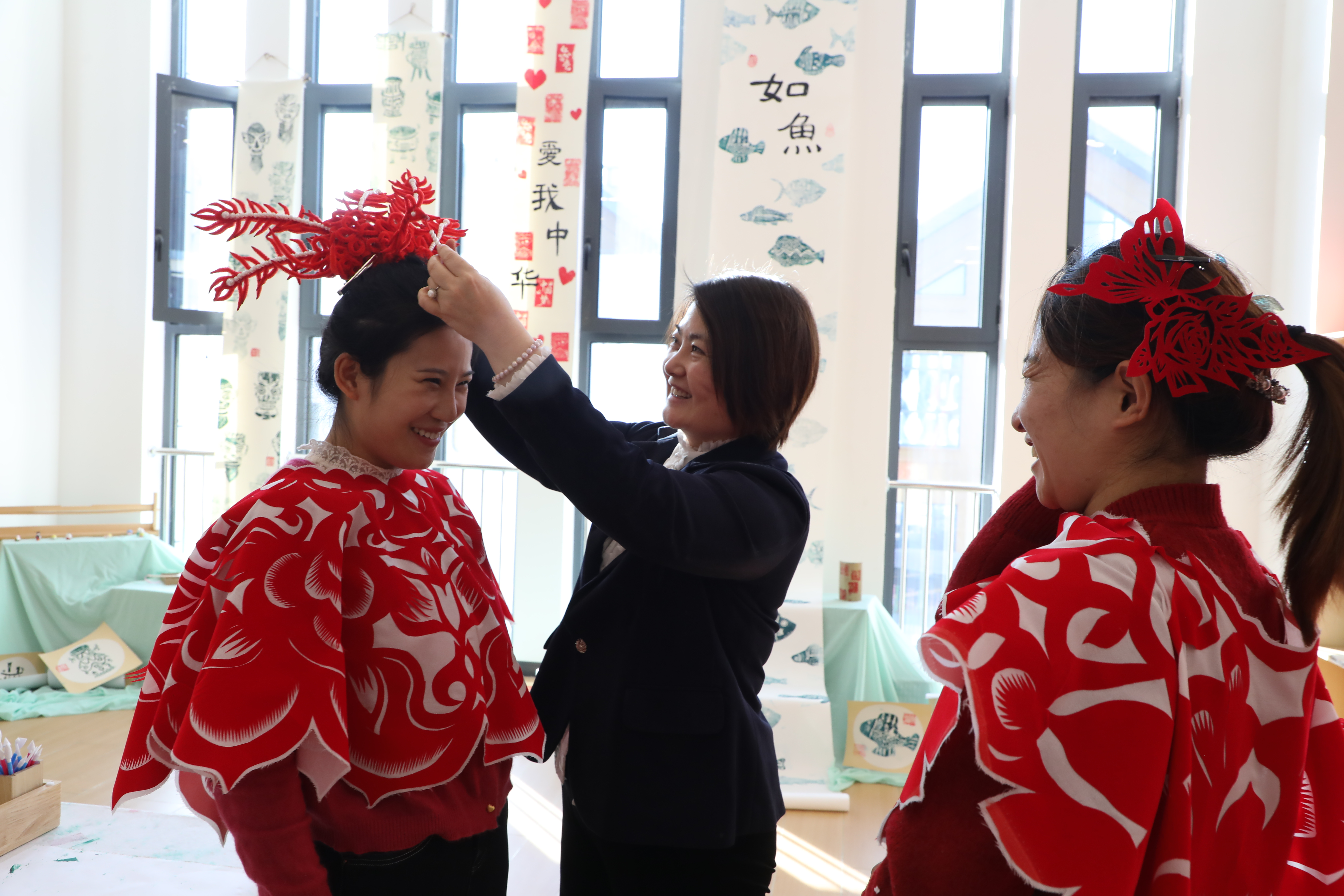 保定徐水：“剪纸服装秀”惊艳校园