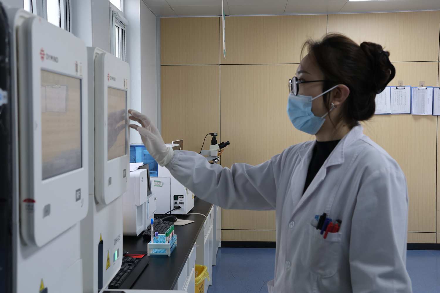 图片默认标题_fororder_工作人员操作技术设备 摄影 张晗