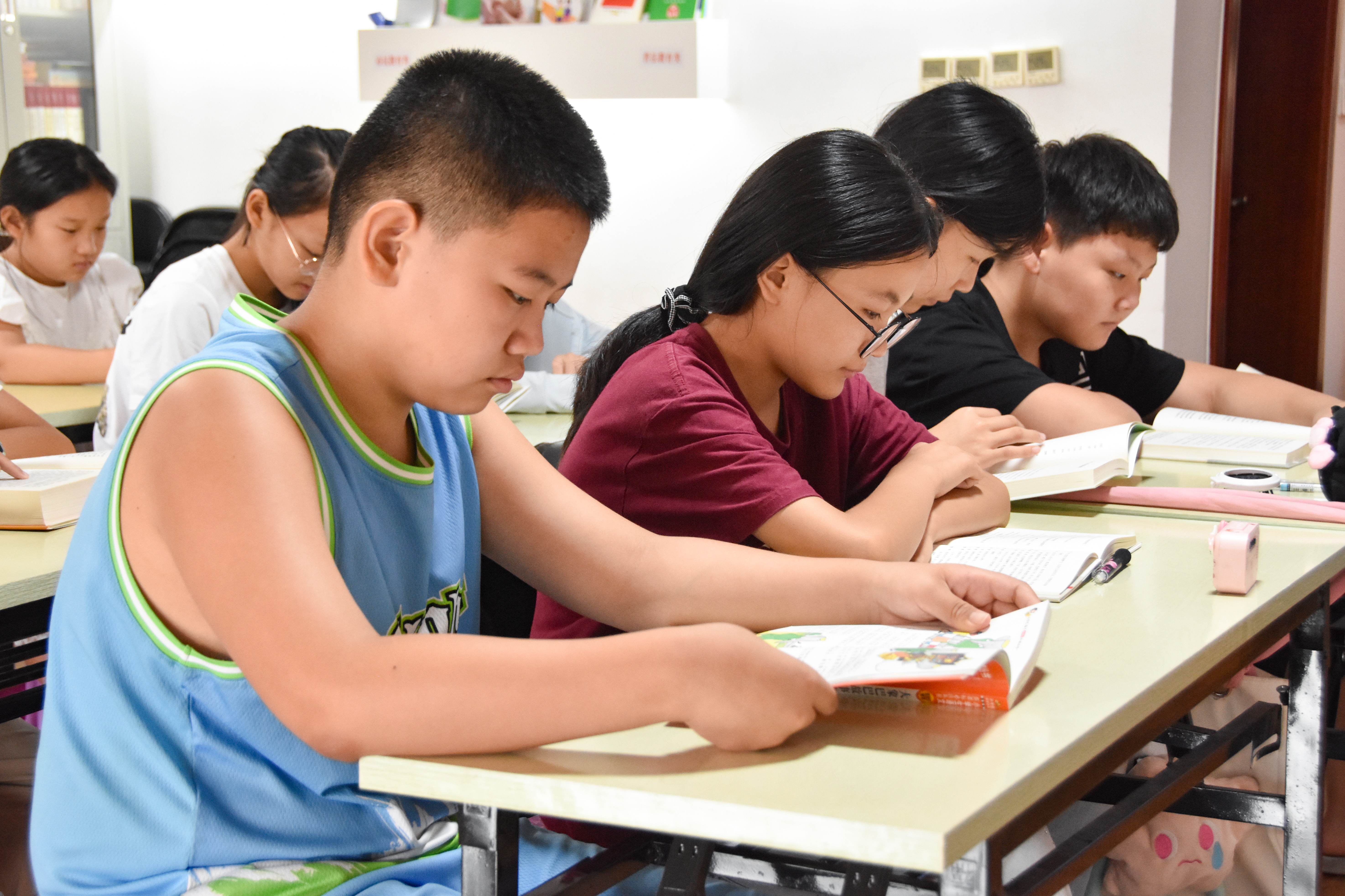 河北遵化黎明园社区：公益课堂破解暑期看护难题_fororder_学生在公益课堂进行阅读。许昊 摄