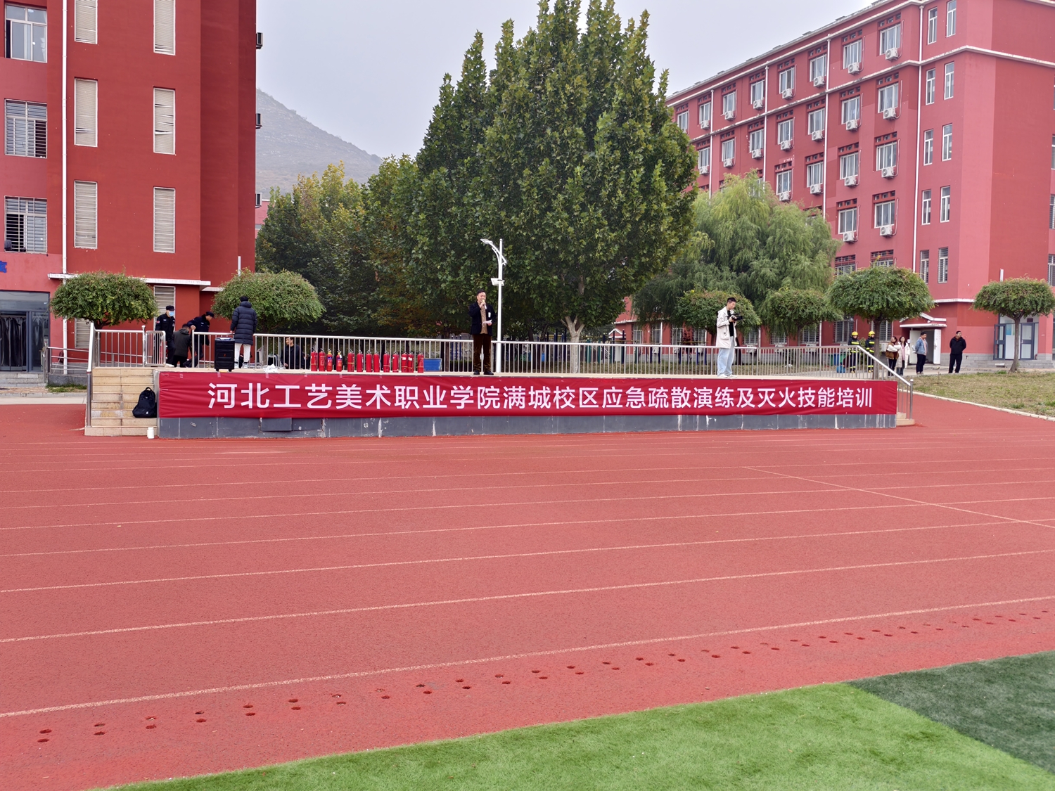 保定市满城区:消防宣传“进校园” 安全教育“零距离”_fororder_满城区消防救援大队开展消防安全培训暨疏散演练活动 摄影 张芳