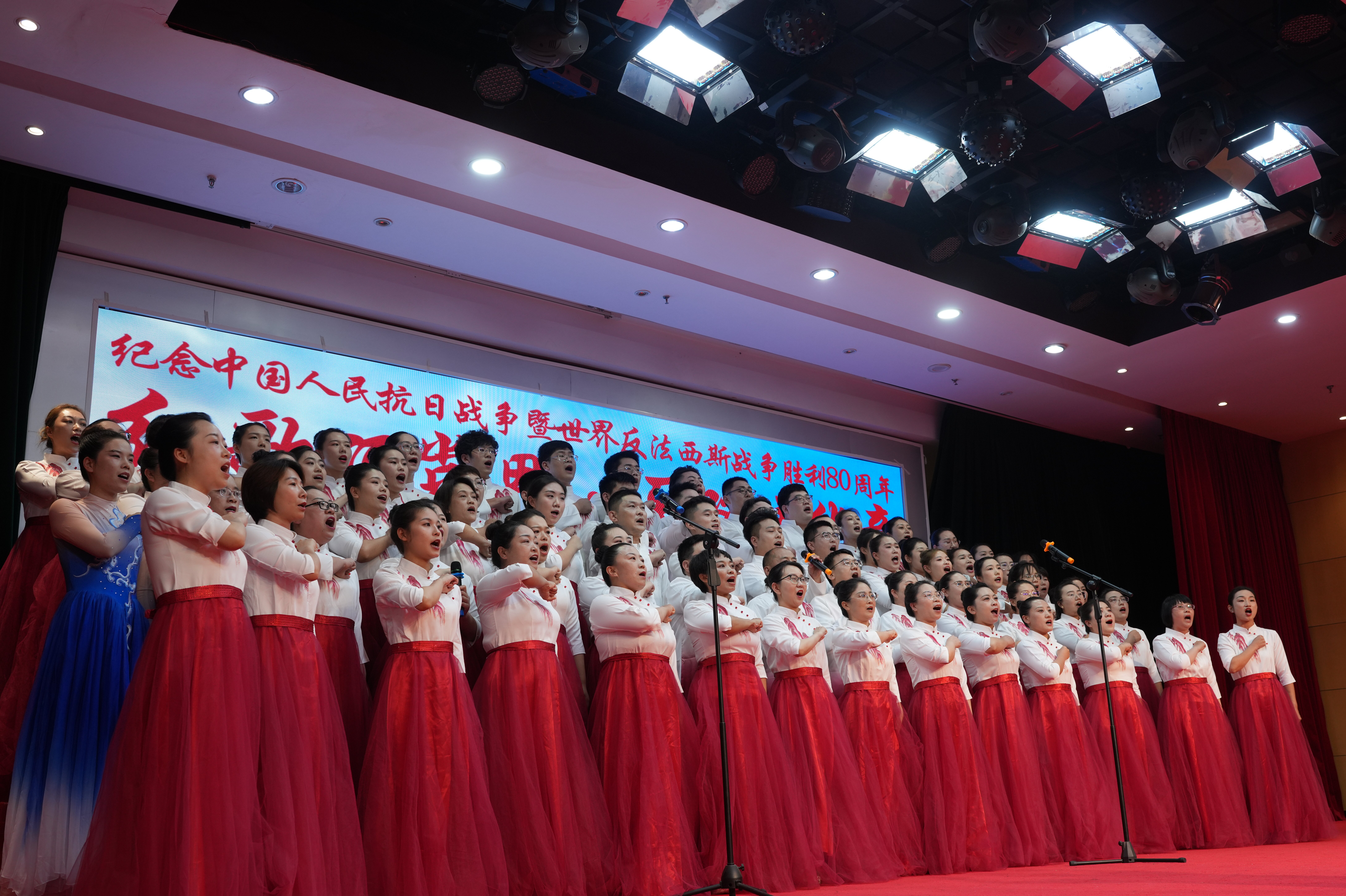 河北迁安：医护人员唱响爱国最强音_fororder_图为迁安市人民医院医疗集团医护人员正在演唱《我爱你中国》。张泽慧摄.JPG