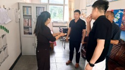 河北唐县人社局驻明伏村工作队和村“两委”干部开展教师节走访慰问活动