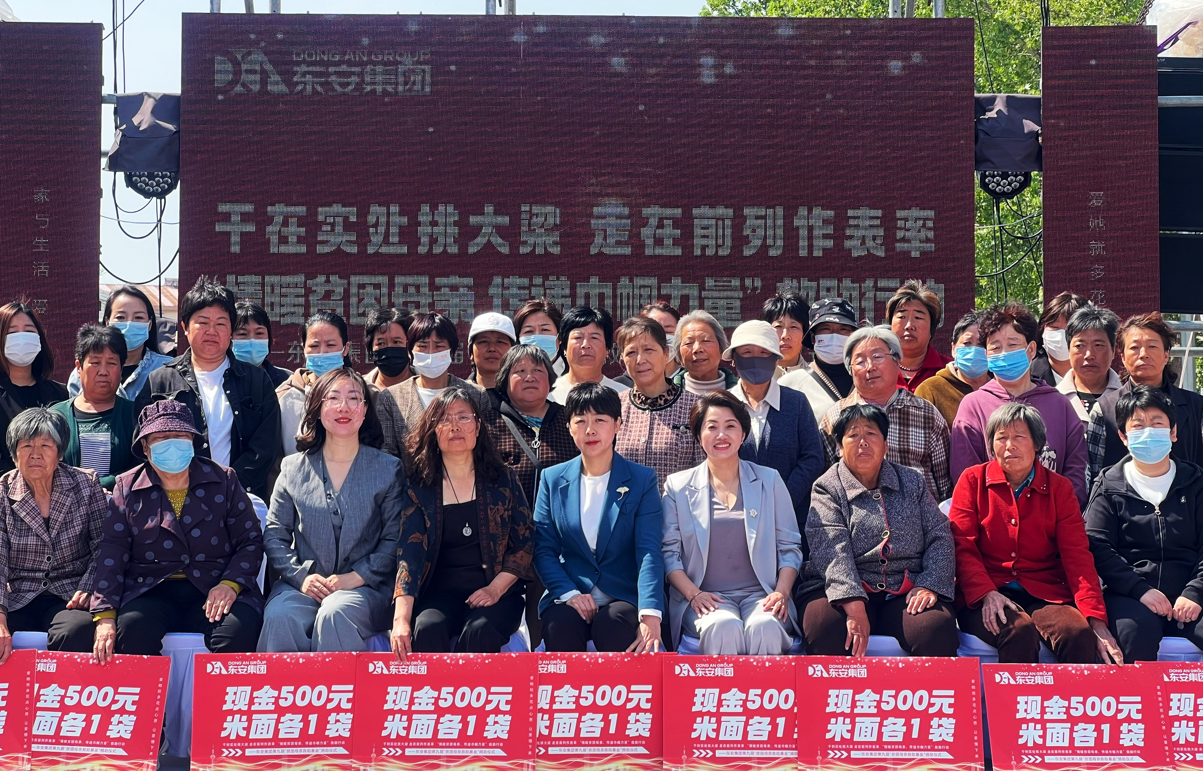 迁安市为贫困母亲发放救助物资近3万元_fororder_5月10日，迁安市开展“情暖贫困母亲，传递巾帼力量”救助行动，揣丽丽 摄
