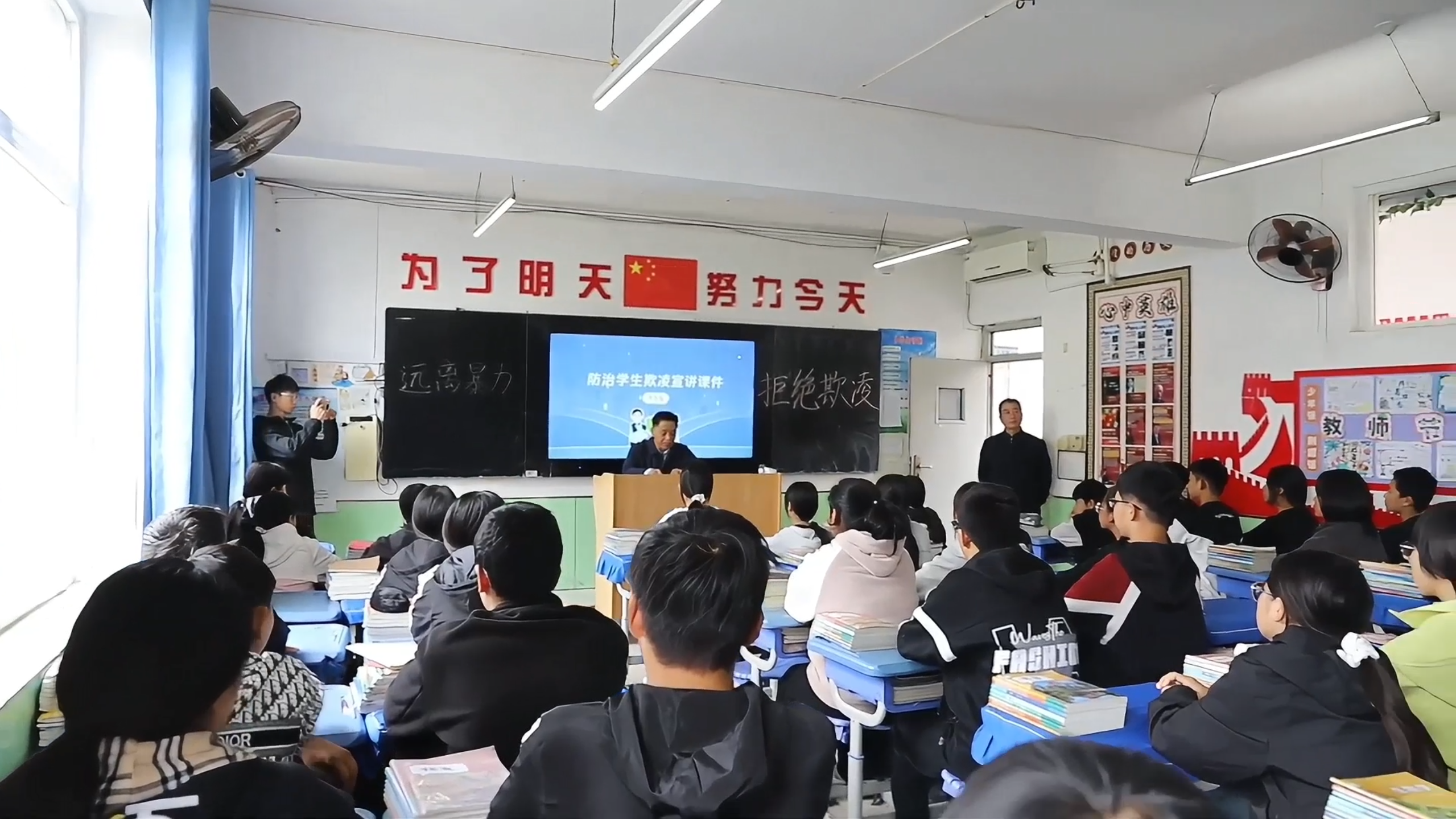 河北迁安市关工委：“五老”助力校园防欺凌 筑牢成长安全线_fororder_迁安市关工委“‘五老’校园欺凌教育进校园” 活动成员在旭阳学校为学生进行防校园欺凌教育。郭强摄