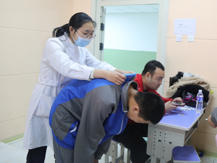 河北唐县：数字化脊柱筛查护航学生成长_fororder_医护人员正在给学生检查2