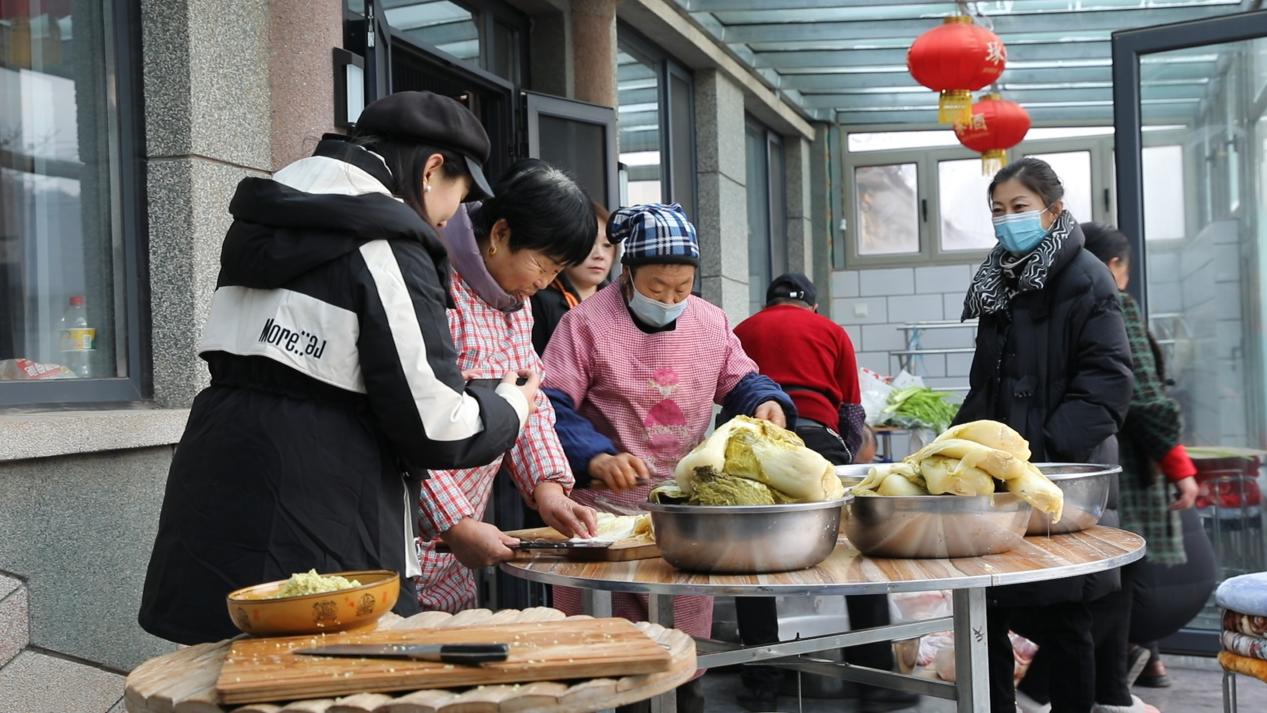 河北平泉：农家“杀年猪”开心迎新年