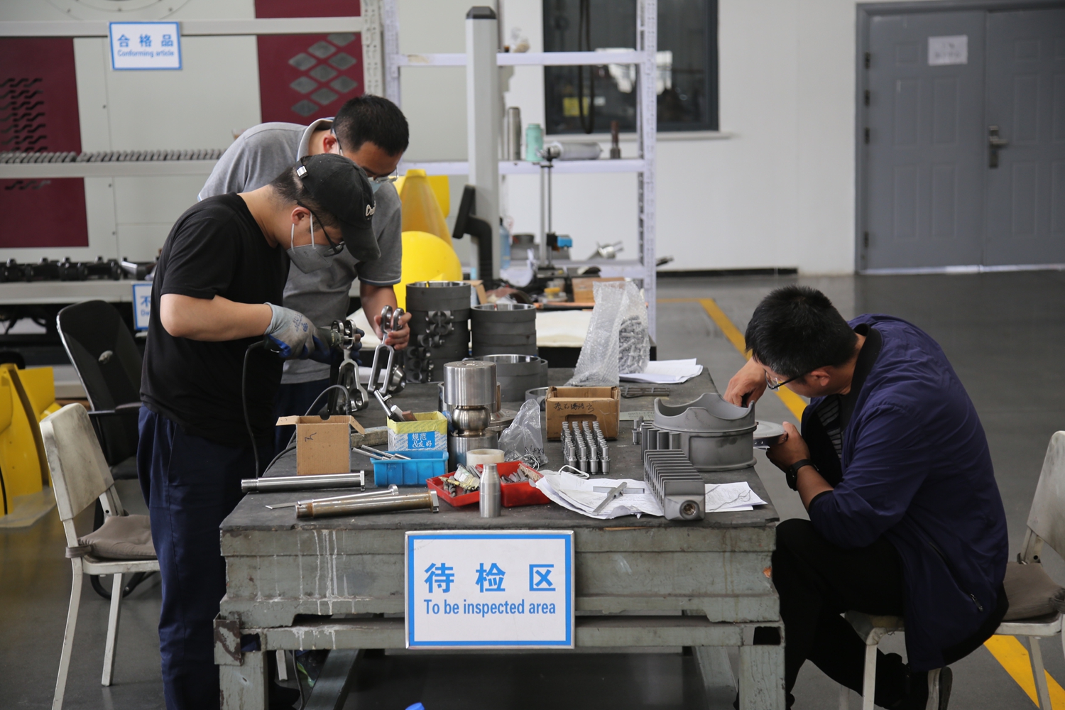 保定市满城区：匠心铸叶片 创新赢未来_fororder_质检人员认真地对产品进行检测 摄影 张辰泽.JPG