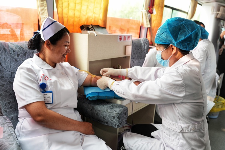 河北省迁安市组织开展纪念国际护士节系列活动_fororder_5月8日上午，迁安市人民医院组织开展无偿献血活动。张泽慧摄