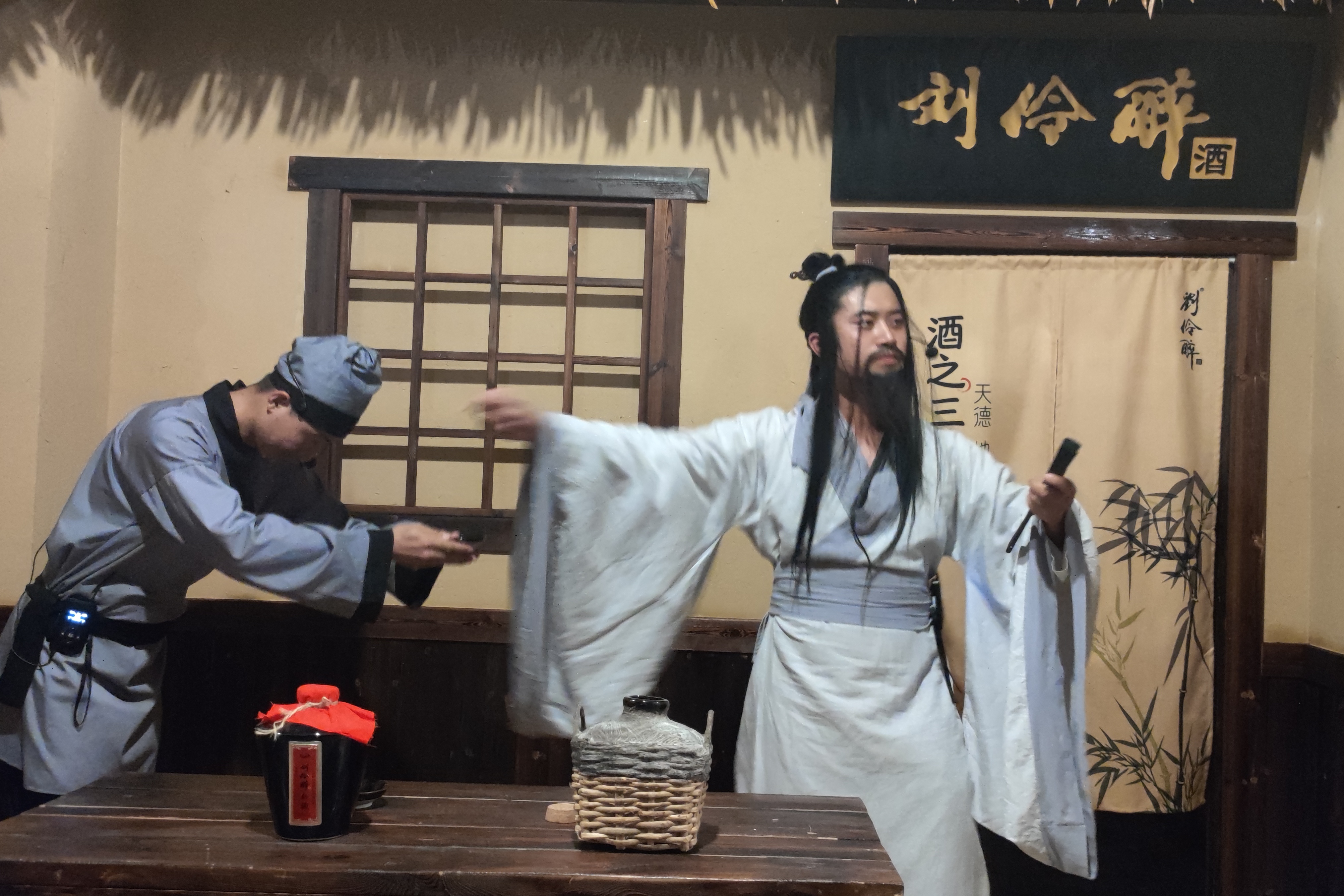 “国保单位”刘伶醉烧锅遗址：赴一场跨越千年的文化之约_fororder_“刘伶”与游客互动，妙趣横生。肖萍萍摄