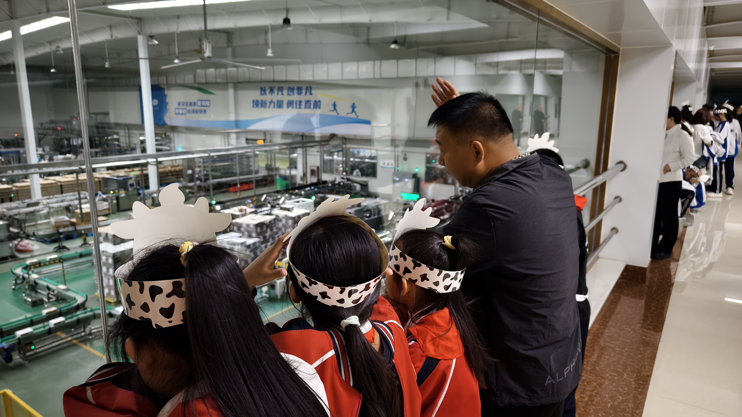 保定市满城区：探索牛奶奥秘 品味健康生活_fororder_师生们参观标准化生产车间 摄影 刘俊敏